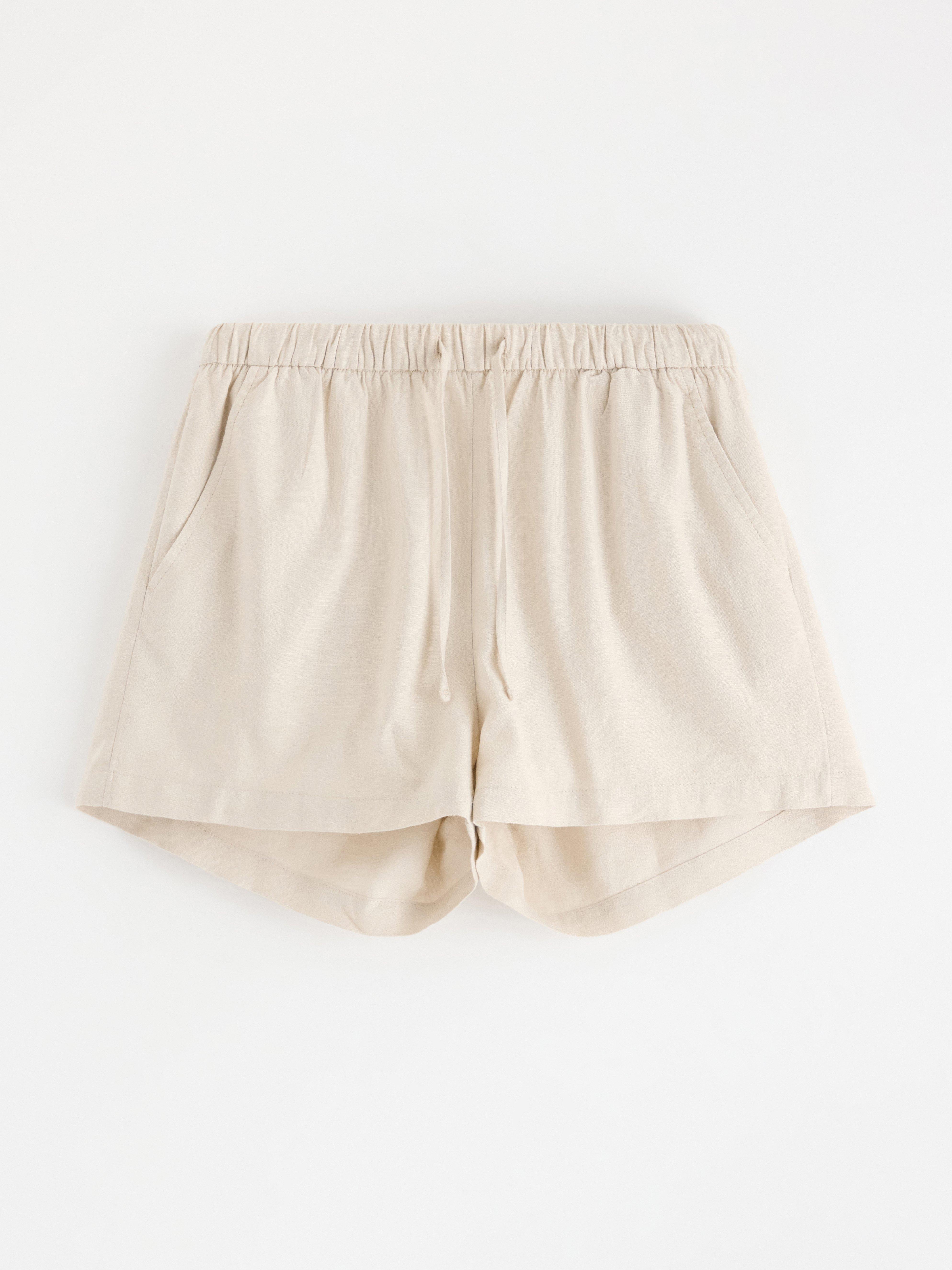 Pantalones cortos de mezcla de lino color beige claro.