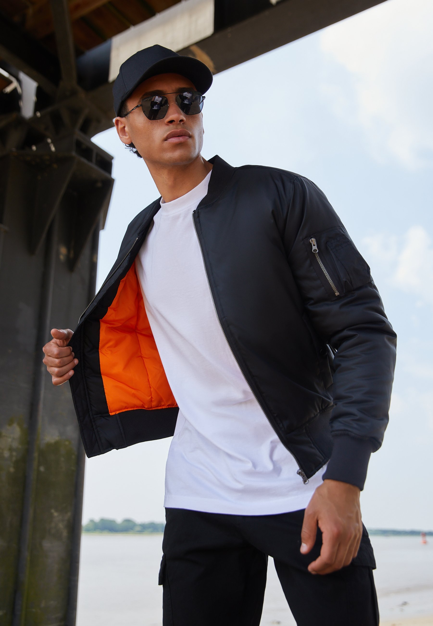 Jaqueta Bomber BASIC da Urban Classics - preta