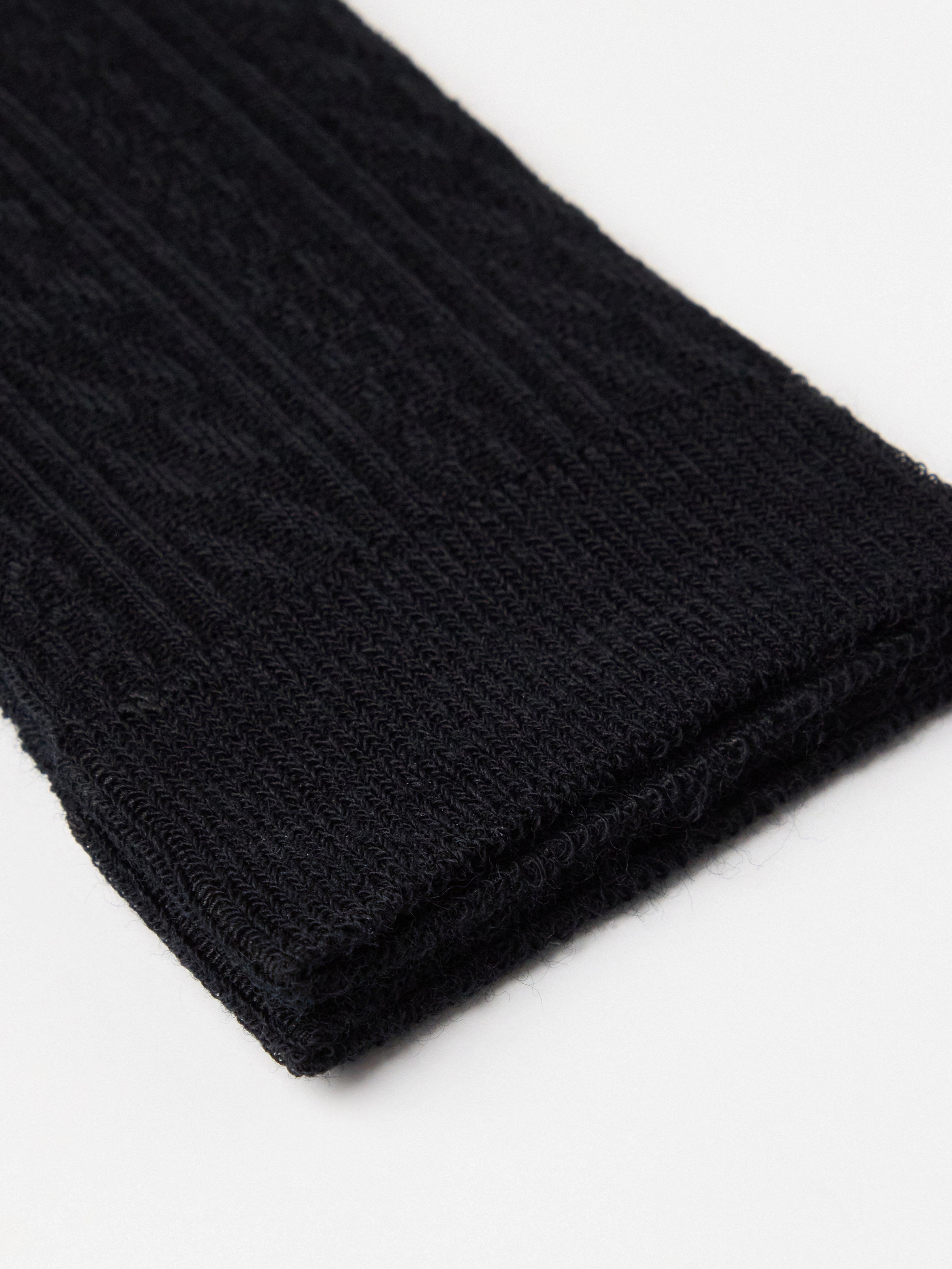 Calcetines de punto trenzado en mezcla de lana merino, color negro.