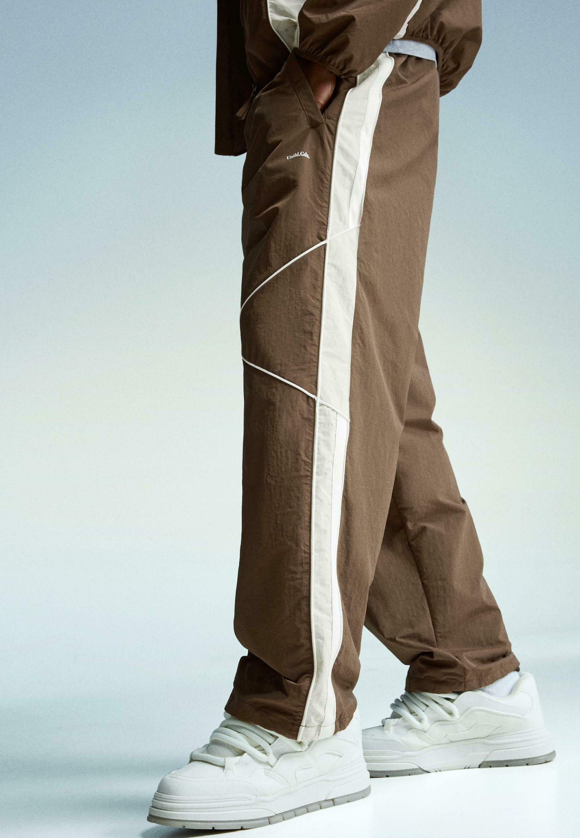 Bershka SUPER BAGGY - Pantaloni della tuta - marrone scuro