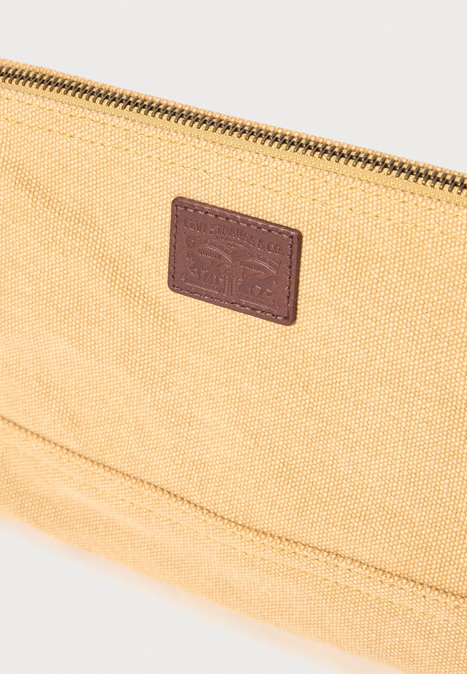 Ferramentas e acessórios de maquiagem Levi's®
