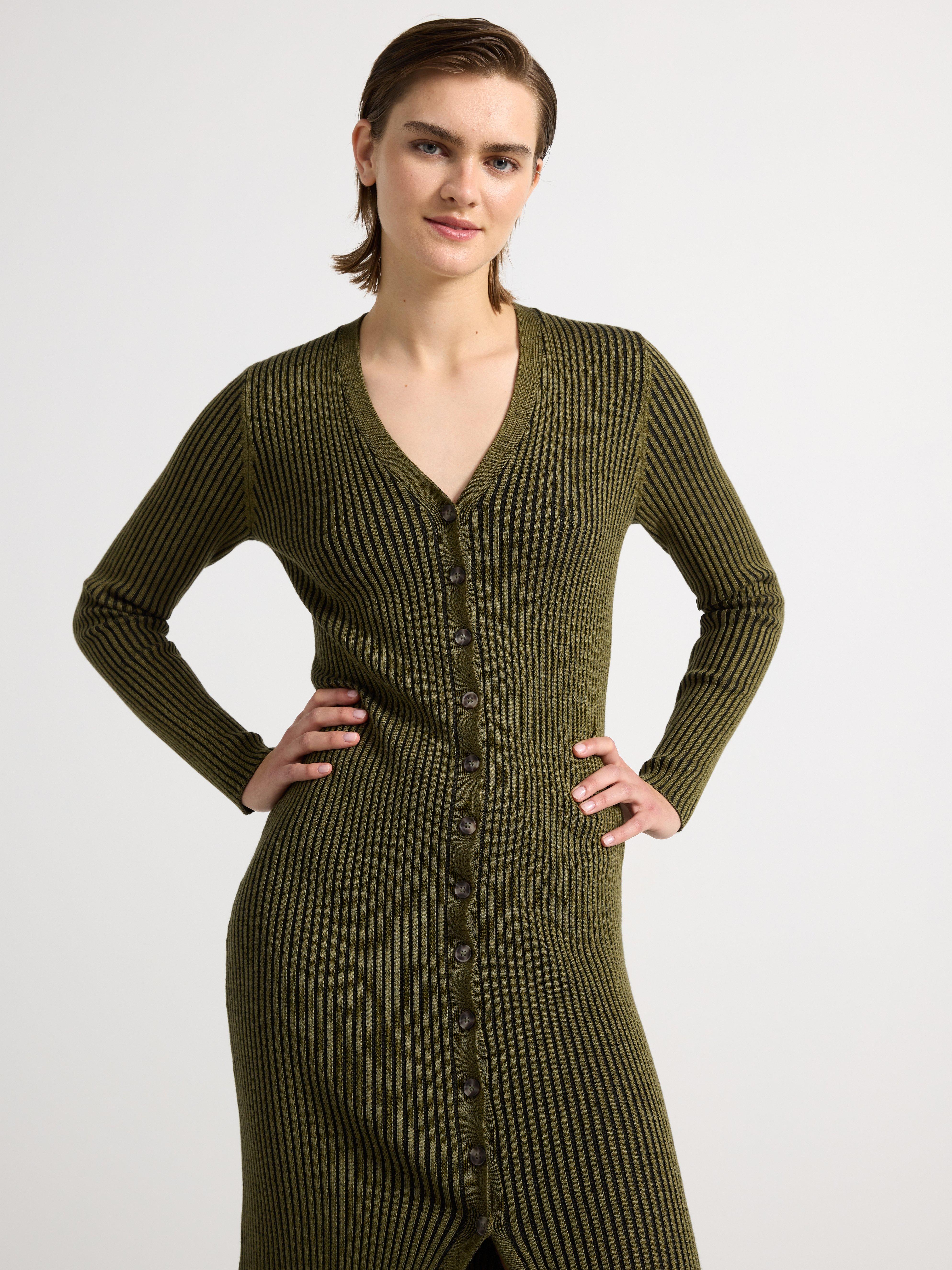 Vestido midi acanalado color caqui