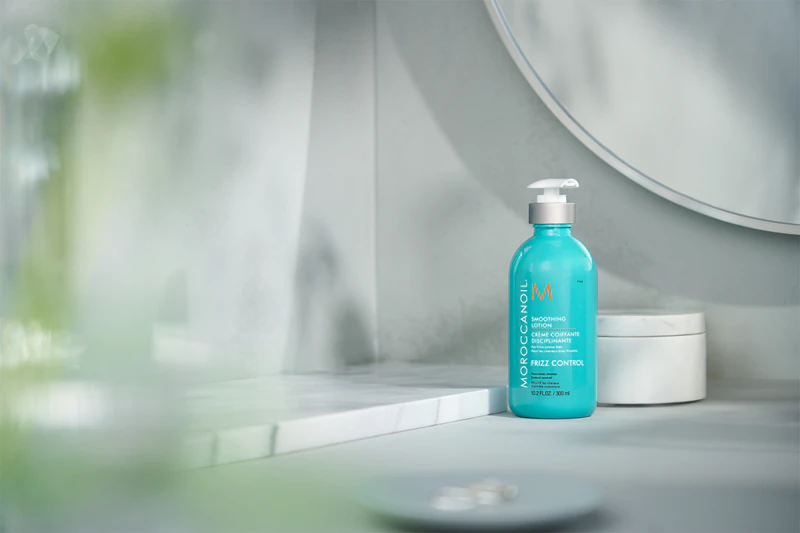 Vyhladzujúci pleťový krém Moroccanoil Frizz Control pre nepoddajné a krepovité vlasy
