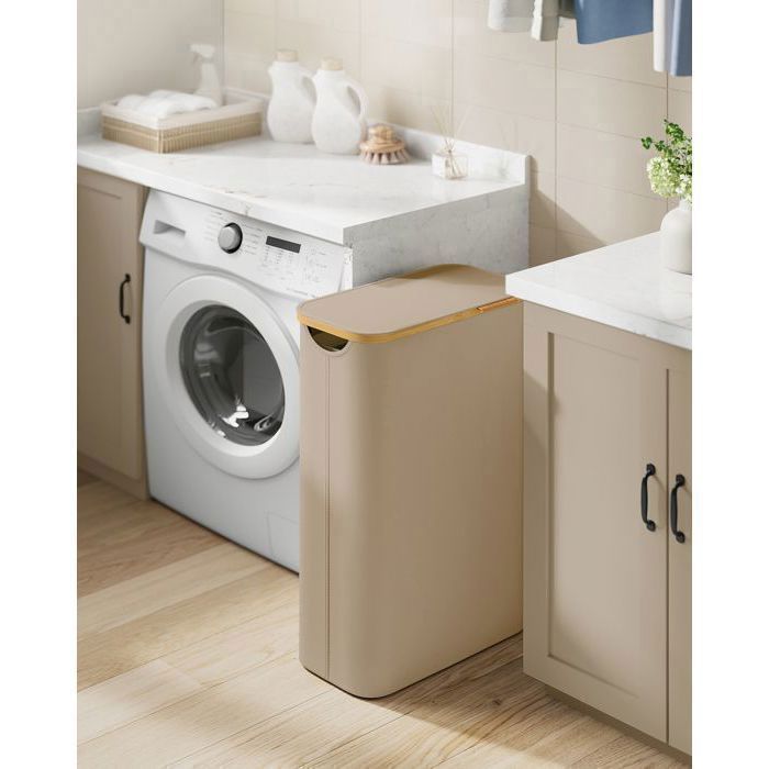 SONGMICS Schmaler Wäschekorb mit Deckel, 65 l, herausnehmbares Netzfutter, Oxford-Gewebe, faltbar, 42 x 22,5 x 70,5 cm, Braun