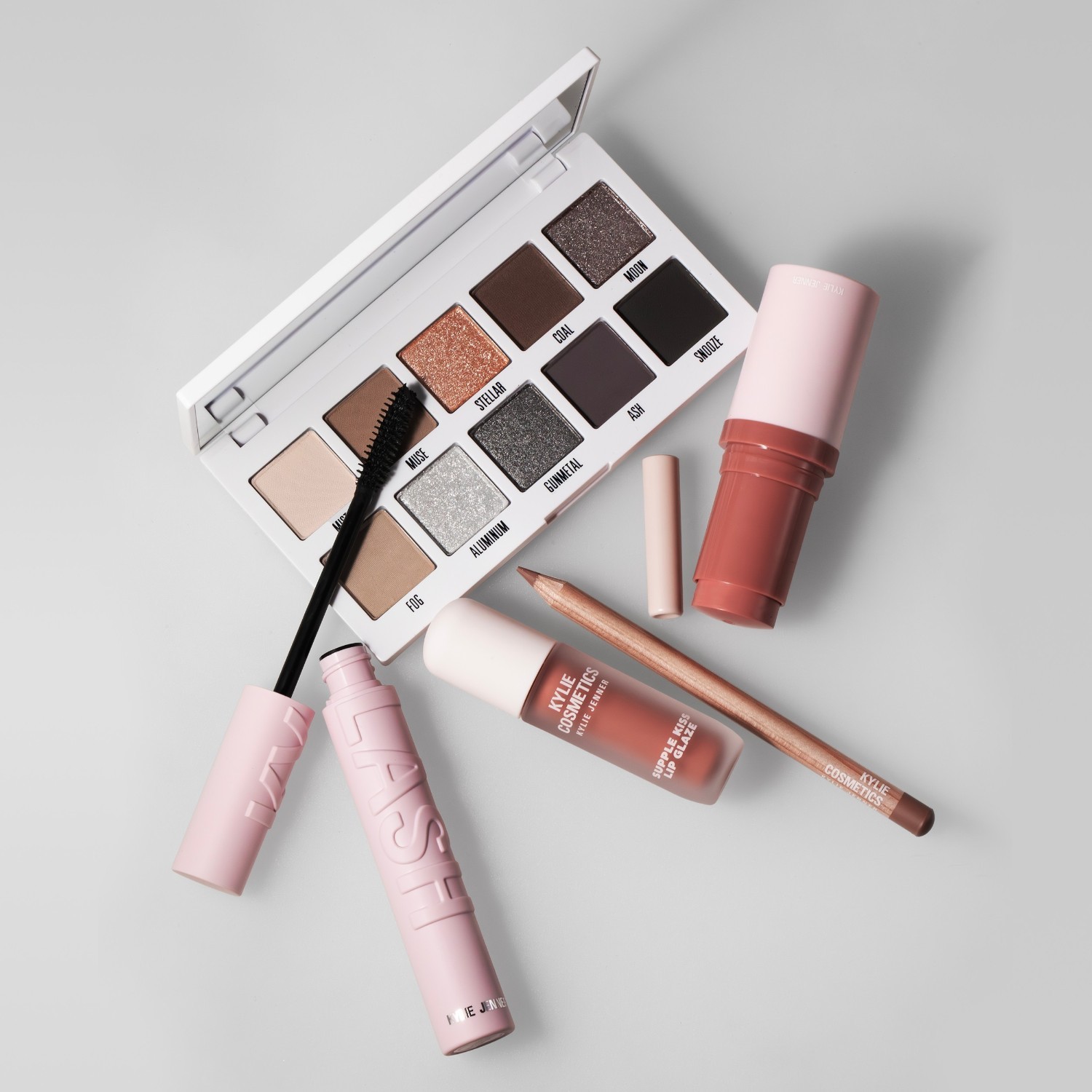 KYLIE COSMETICS Paleta sjenila za oči „Smokey“ (10 nijansi, 0,9 g – 9 g)