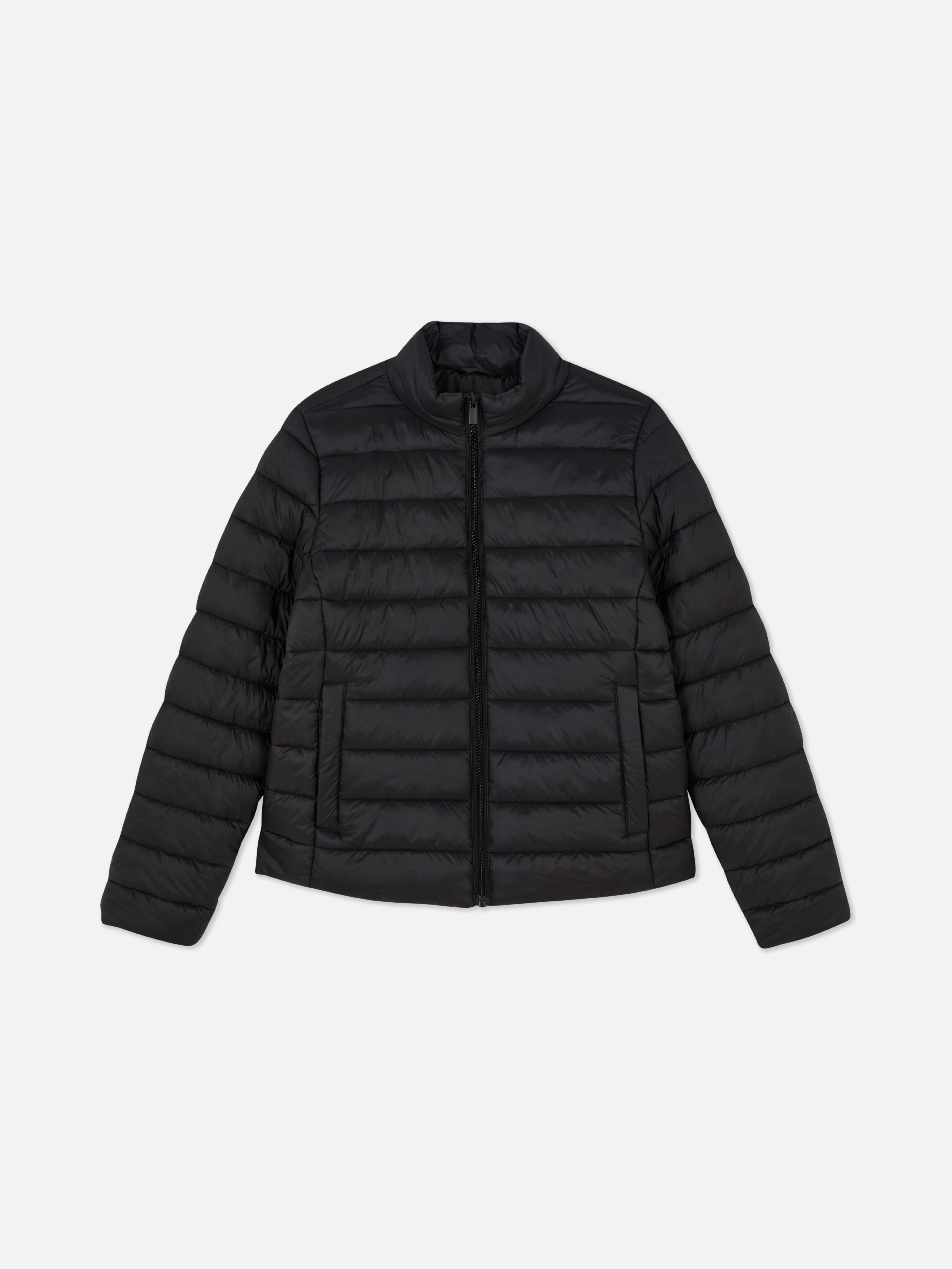 Wattierte Jacke mit Stehkragen. Eine warme, wattierte Jacke mit Reißverschluss, Leistentaschen und Stehkragen.