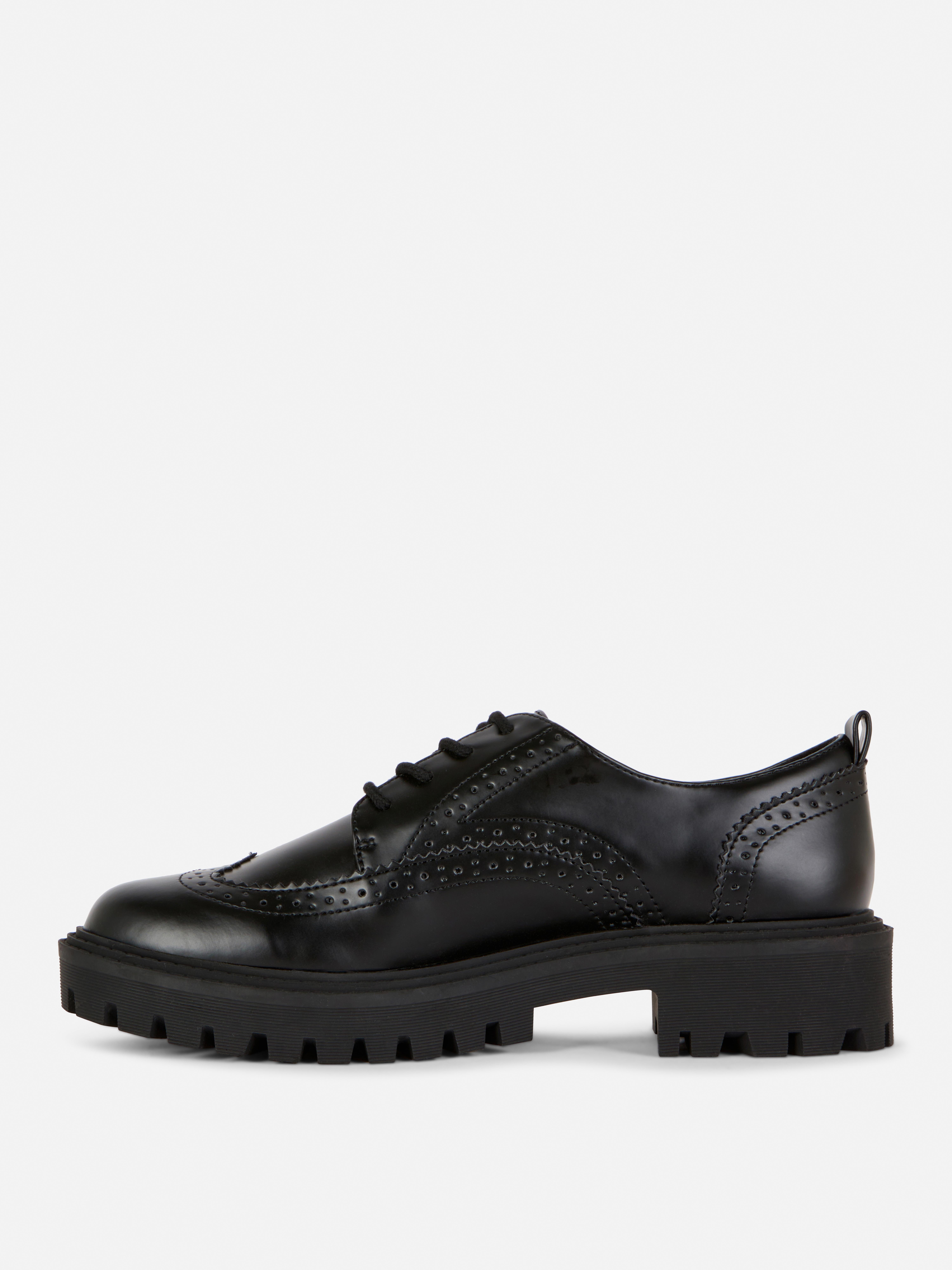 Pantofi robusti cu șireturi Dați-vă colecției de pantofi un plus de stil cu pantofii noștri robusti cu șireturi, într-o culoare neagră atemporală