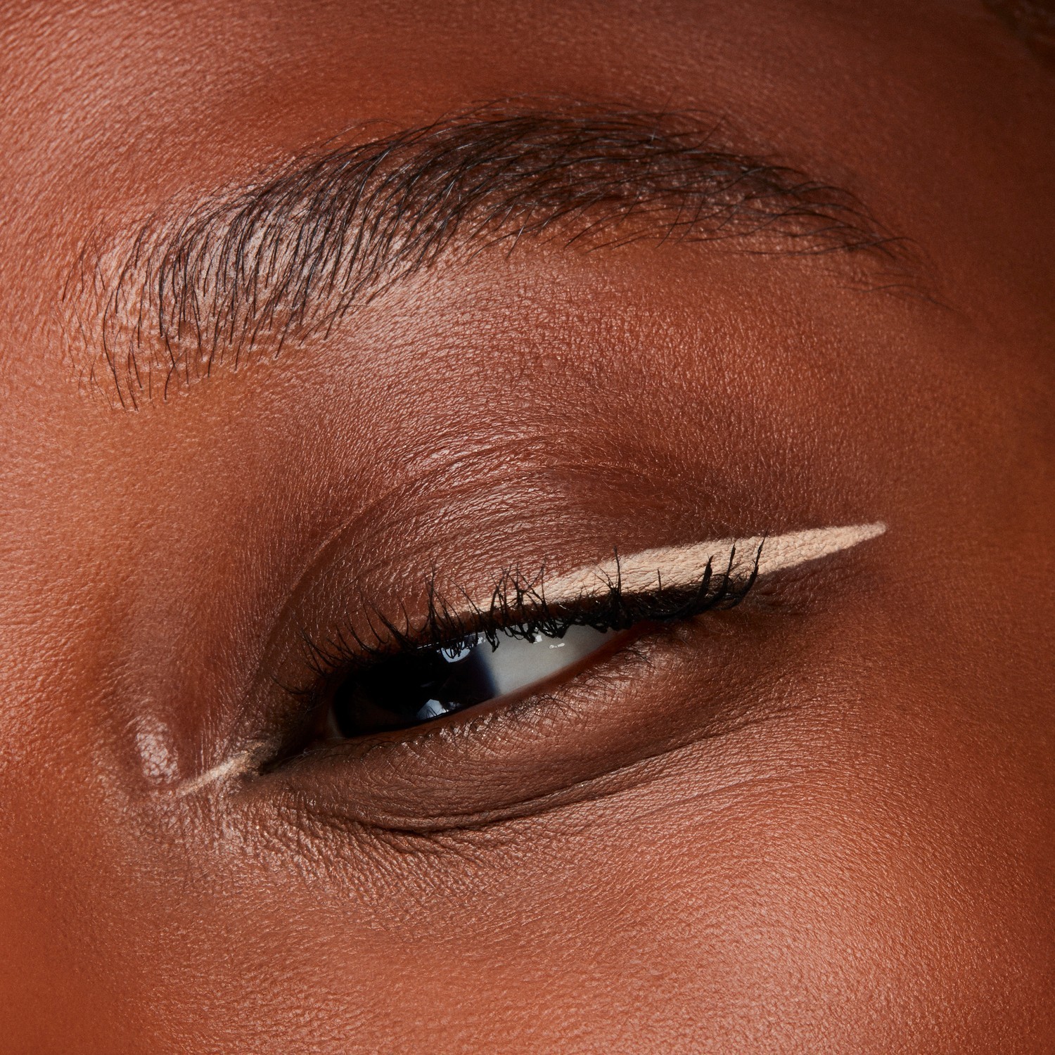 MAC akių pieštuko spalvos „Excess Gen“ akių kontūro pieštukas – 0,35 g