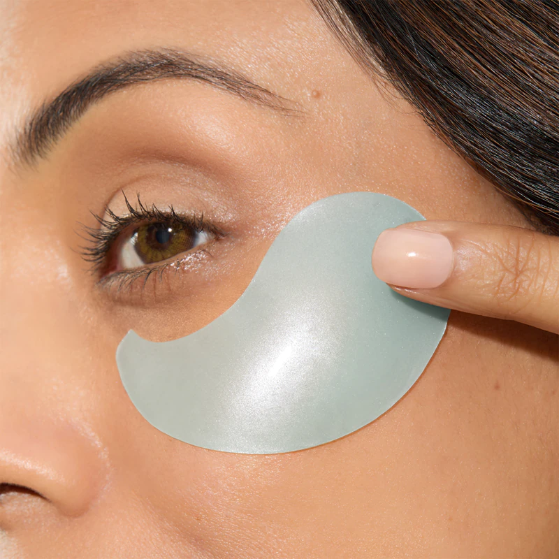 Os adesivos de hidrogel para a área dos olhos Mario Badescu combatem o inchaço e as olheiras.