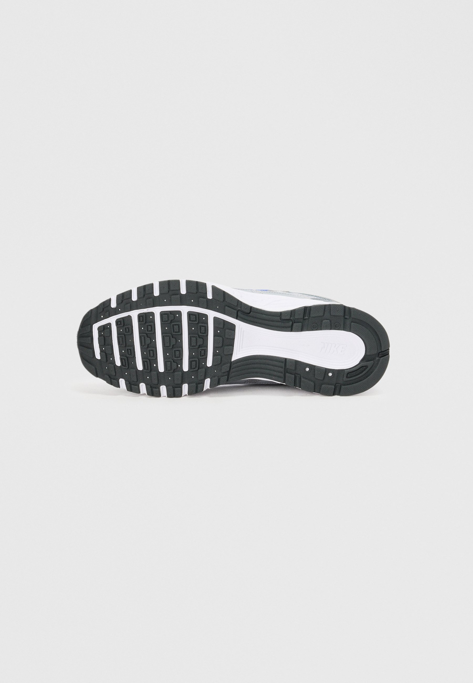Baskets Nike Sportswear P 6000 UNISEXE - Gris loup/blanc/noir profond/argent métallisé