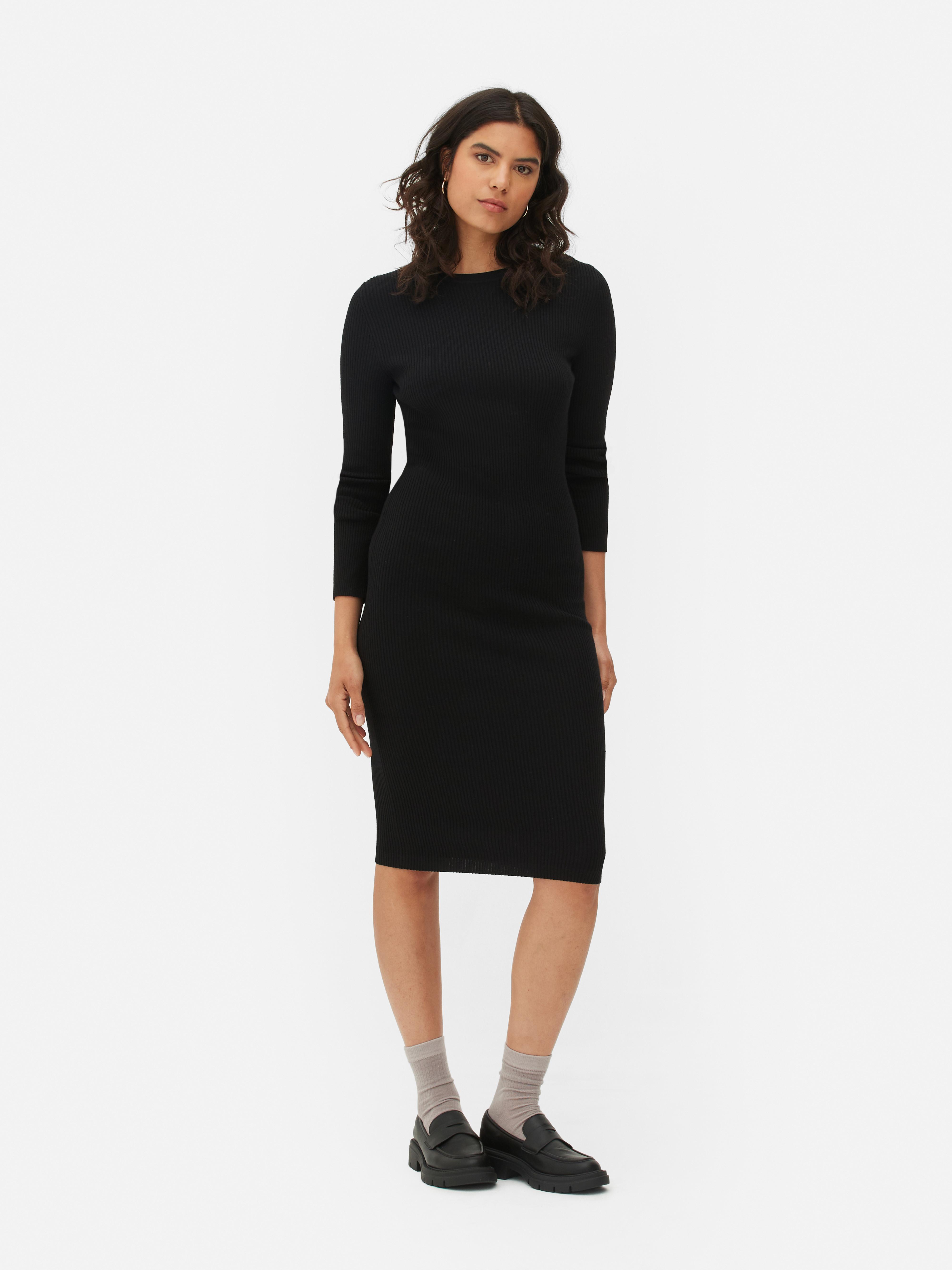 Latzkleid mit Rundhalsausschnitt und langen Ärmeln. Ein schlichtes Strickkleid mit Rundhalsausschnitt und langen Ärmeln.