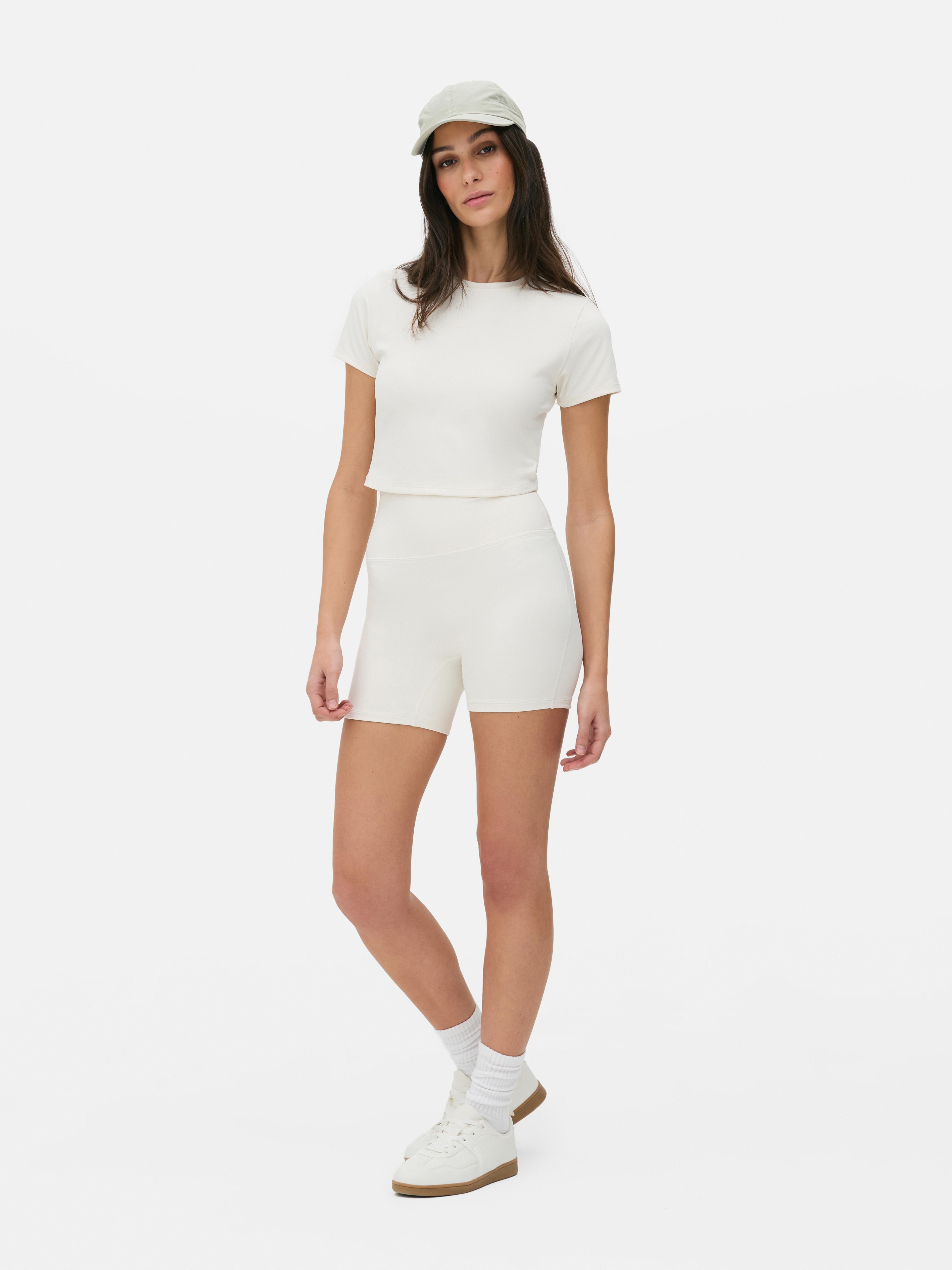 Top scurt moale, cu aspect untos Un top scurt moale, cu aspect untos, extra elastic și mâneci scurte