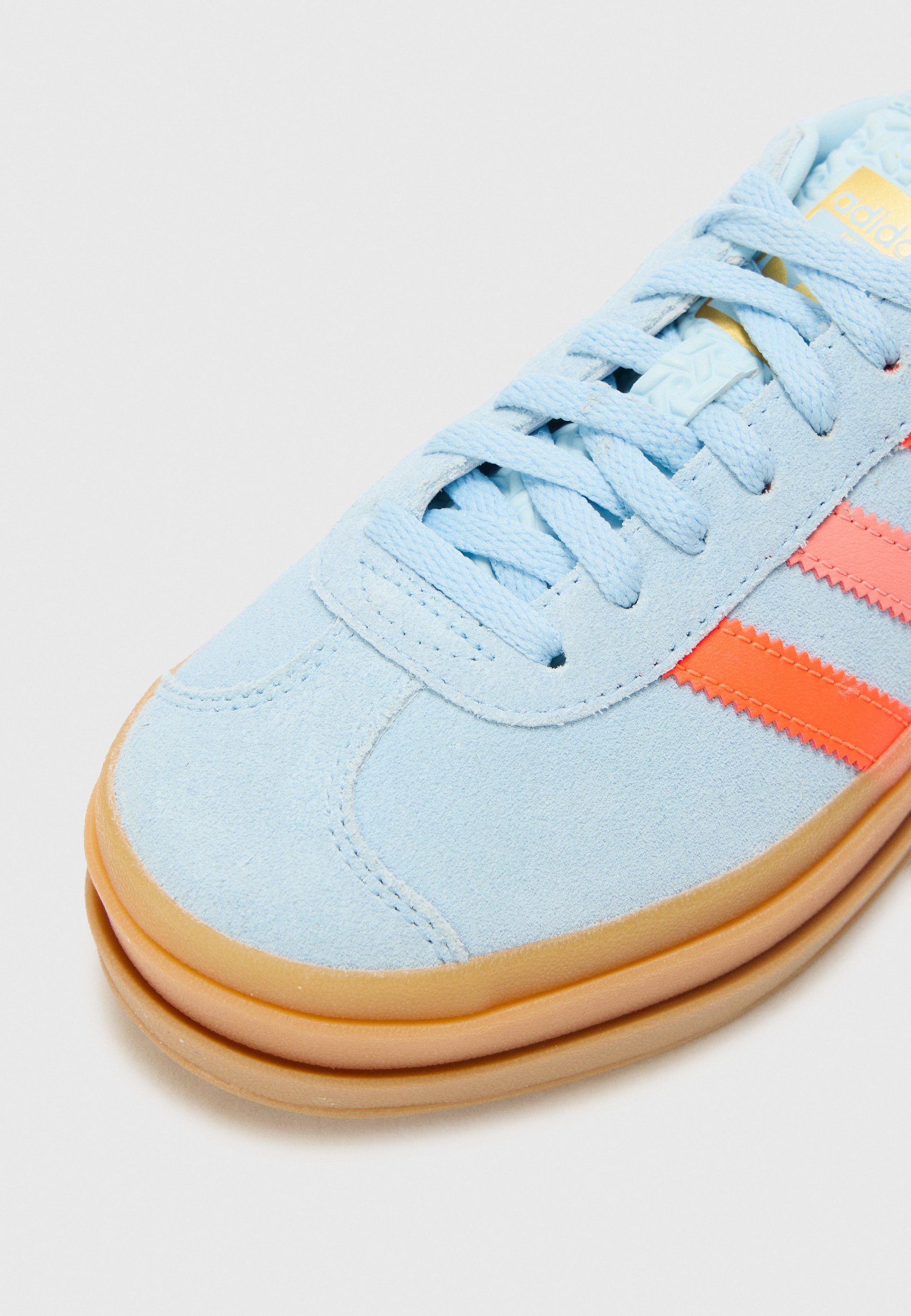 adidas Originals GAZELLE BOLD UNISEXE - Baskets - bleu ciel/rouge solaire/doré