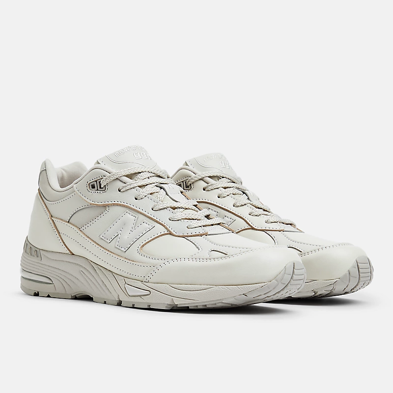Chaussures homme de luxe contemporaines 991v1, fabriquées au Royaume-Uni – Gris clair avec des motifs clair de lune et pierre ponce