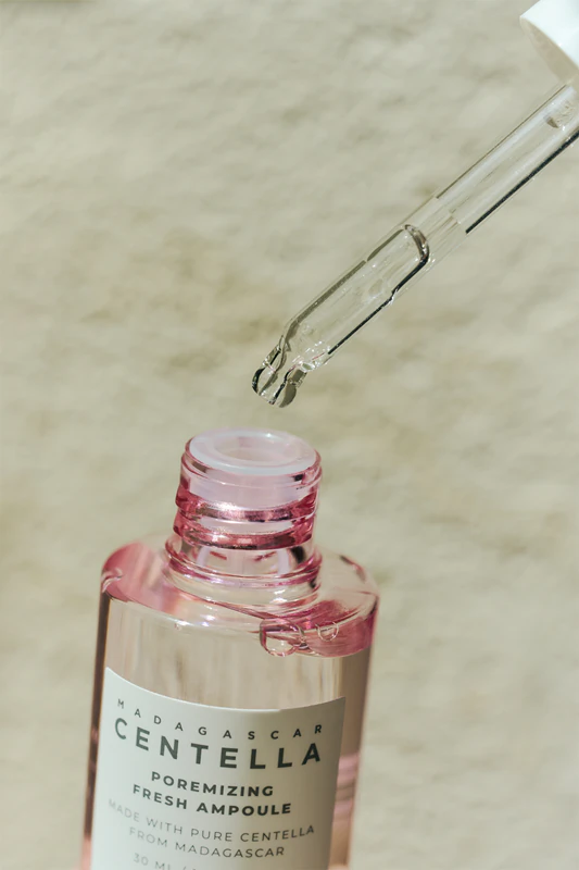 SKIN1004 Madagaskarské pupečníkové detoxikační sérum na obličej s porézní čerstvou ampulí pro vyhlazení pleti a zmenšení pórů
