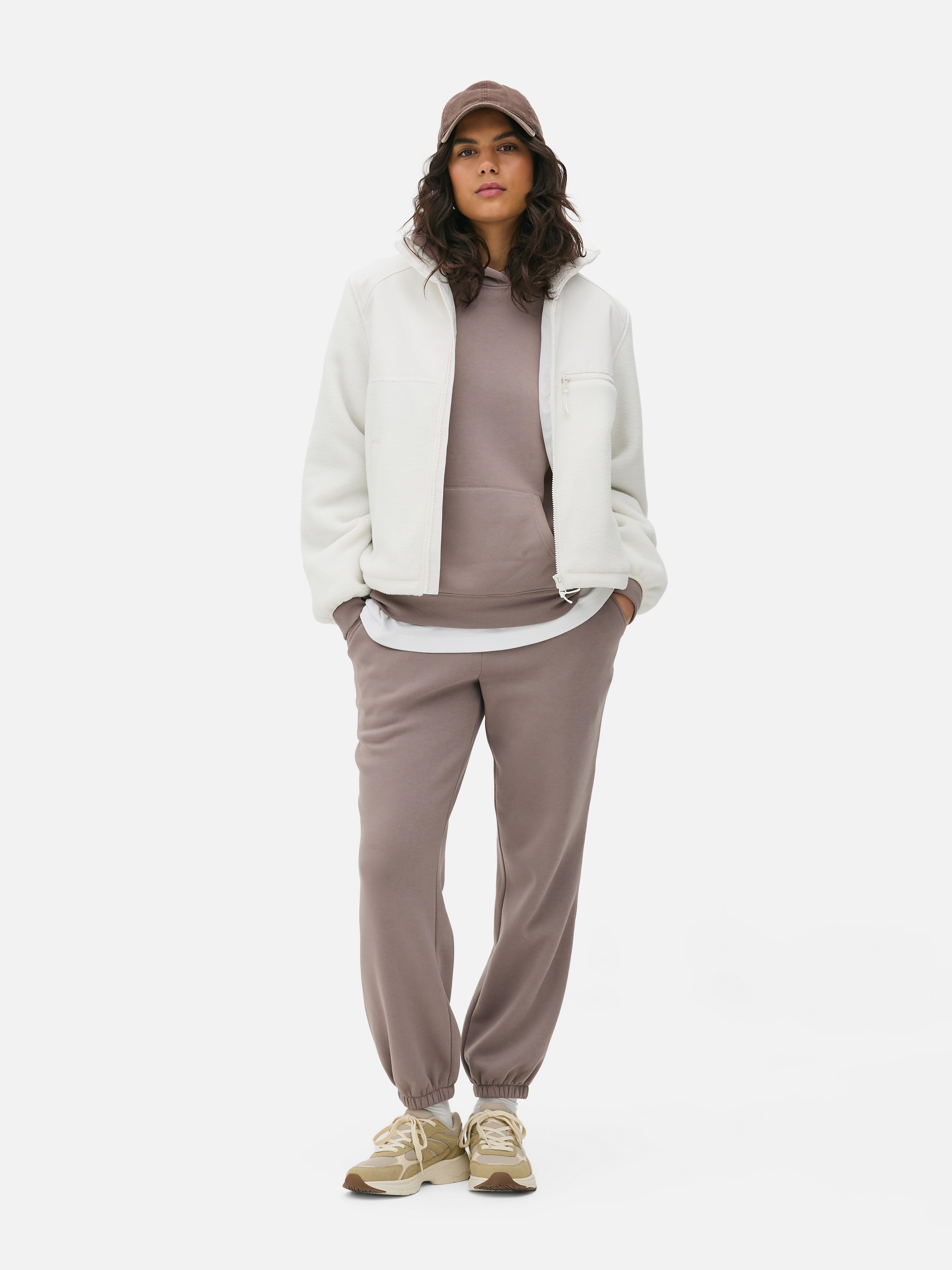 Fleece jacket with stand-up collar A jacket made of soft fleece with a stand-up collar, front zipper, and side pockets