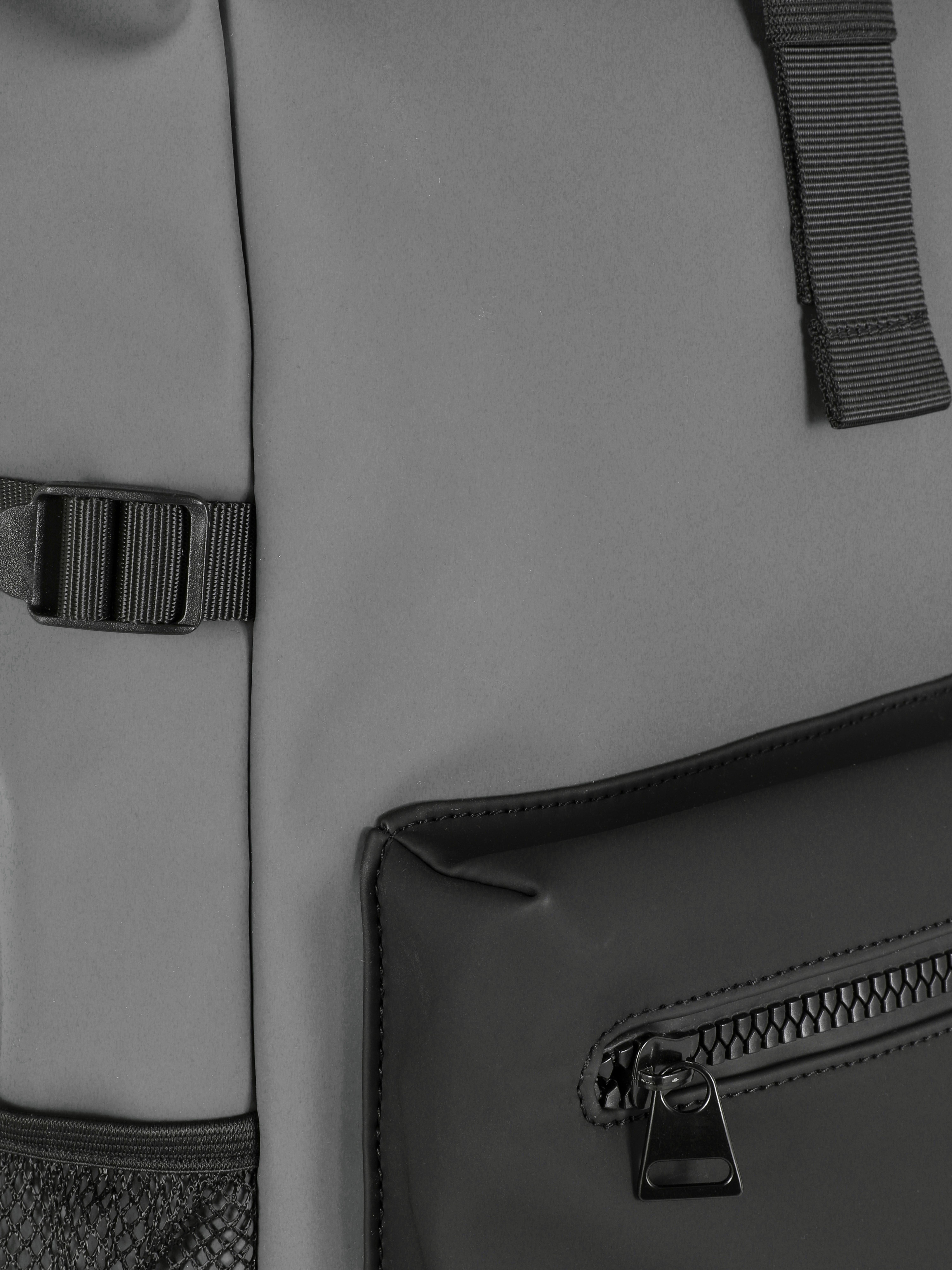 Gummirucksack mit Rollverschluss. Dieser Rucksack mit Außentaschen, gepolsterten Tragegurten, Netzrücken und Rollverschluss ist sehr praktisch.