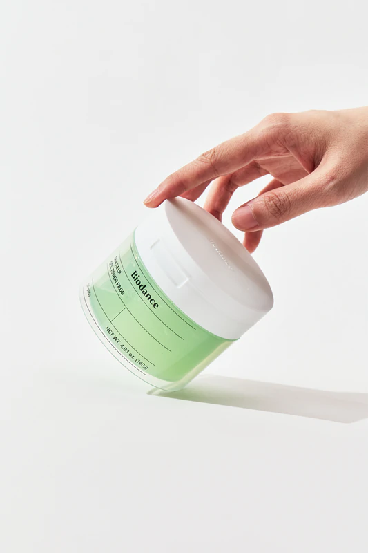 Os discos de tônico facial em gel de alga marinha da Biodance são suaves e tonificantes.