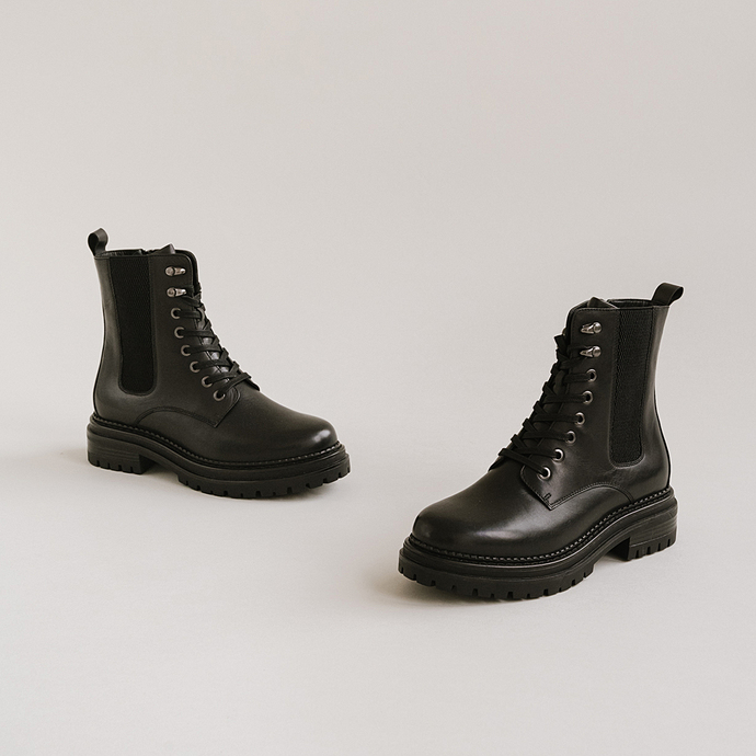 Boots à lacets et semelles crantées  en cuir noir