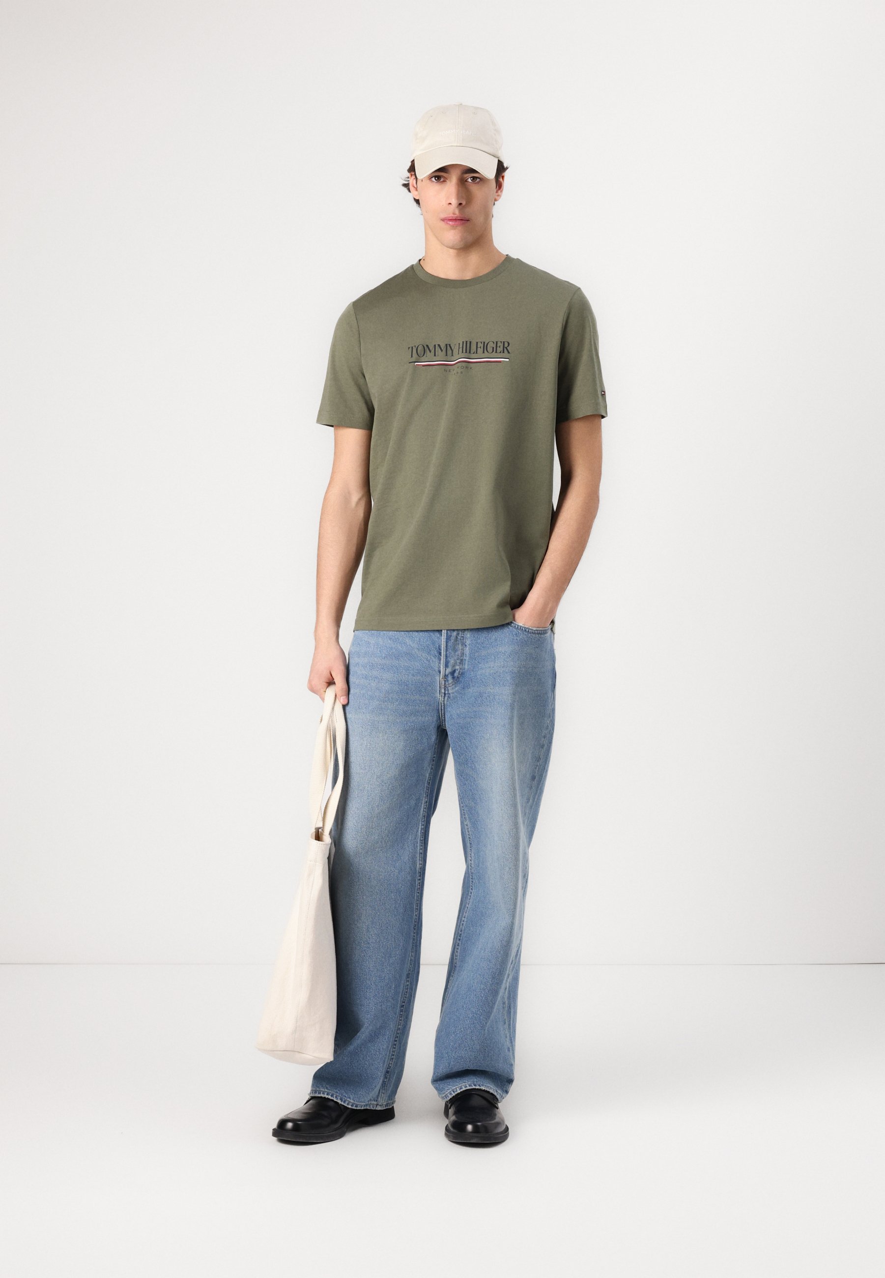 Tommy Hilfiger BRAND LOVE TEE - Koszulka z nadrukiem - kolor zielony