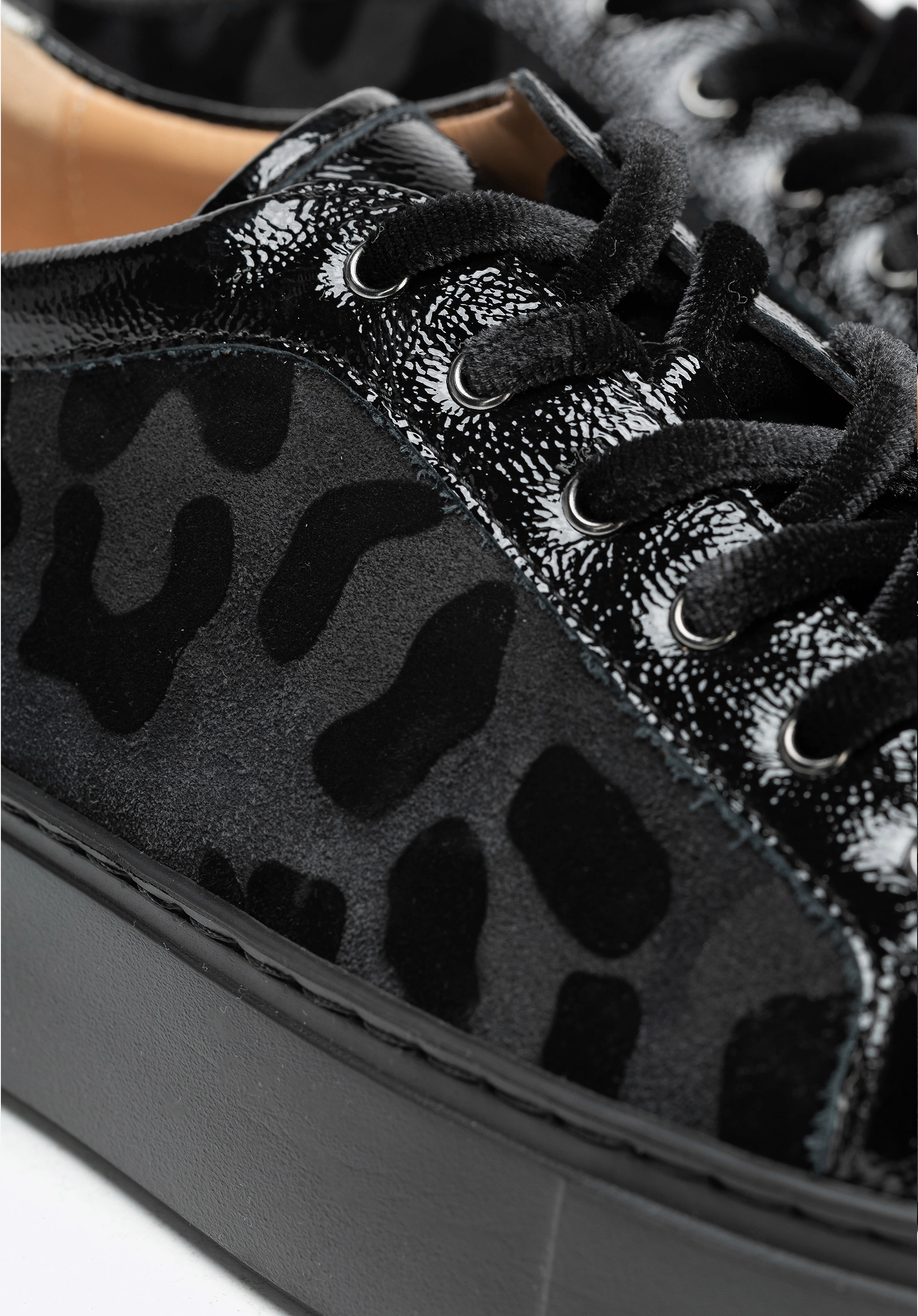 Damskie sneakersy ze skóry naturalnej w motyw panterki czarne