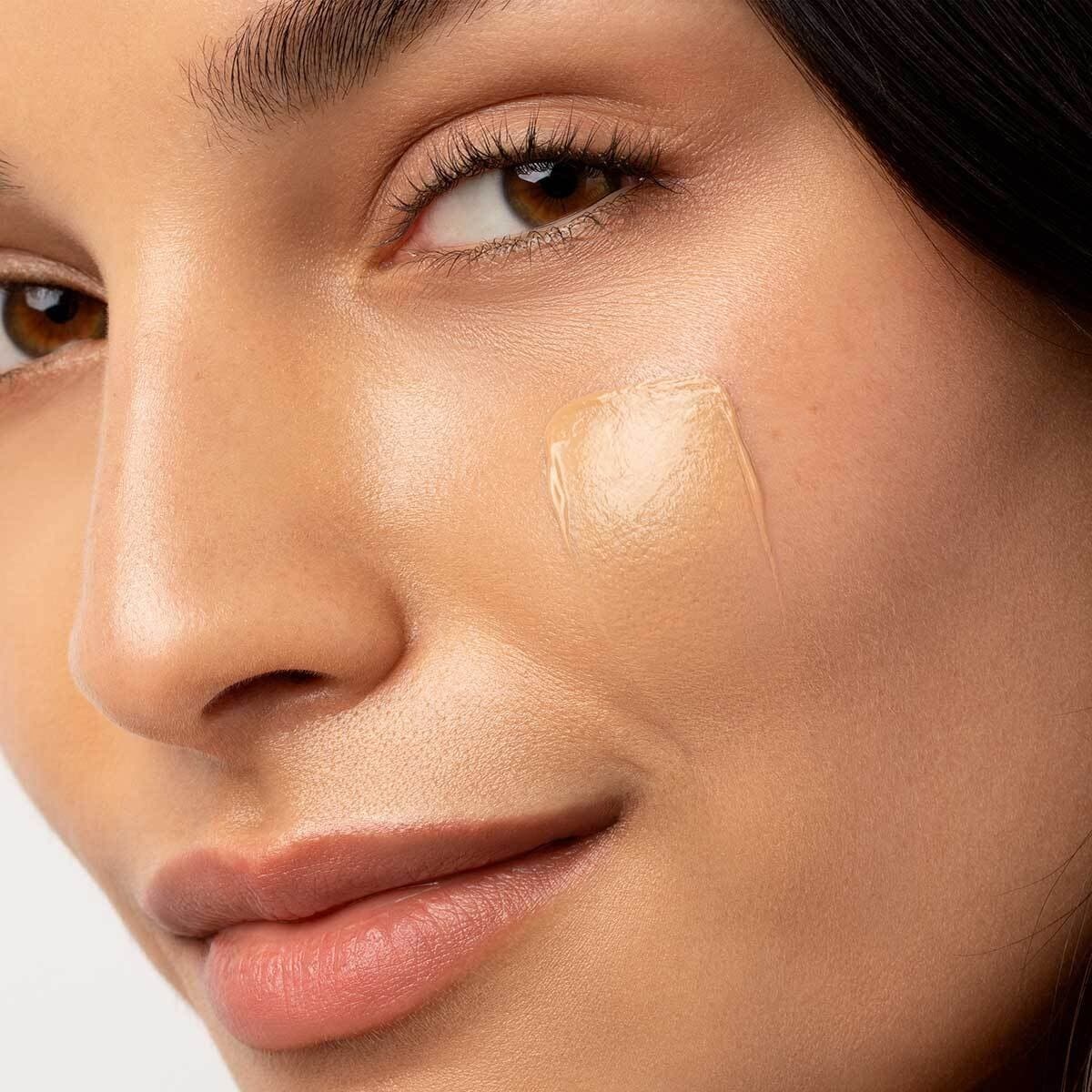 Chantecaille šminka za sunčanje JUST SKIN tonirana hidratantna krema SPF 15 - 35 g