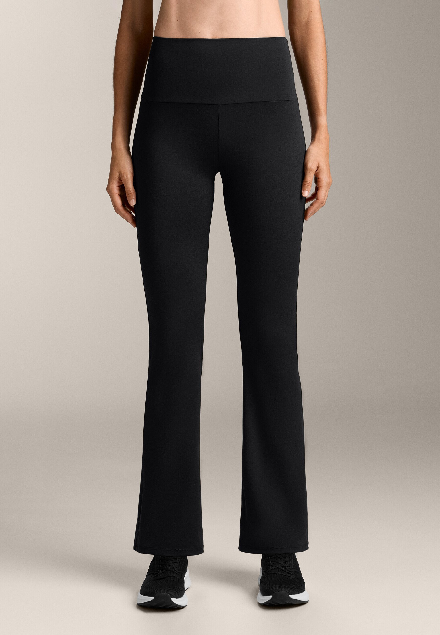 OYSHO SUPER HIGH-RISE COMFORTLUX FLARE - Pantaloni neri