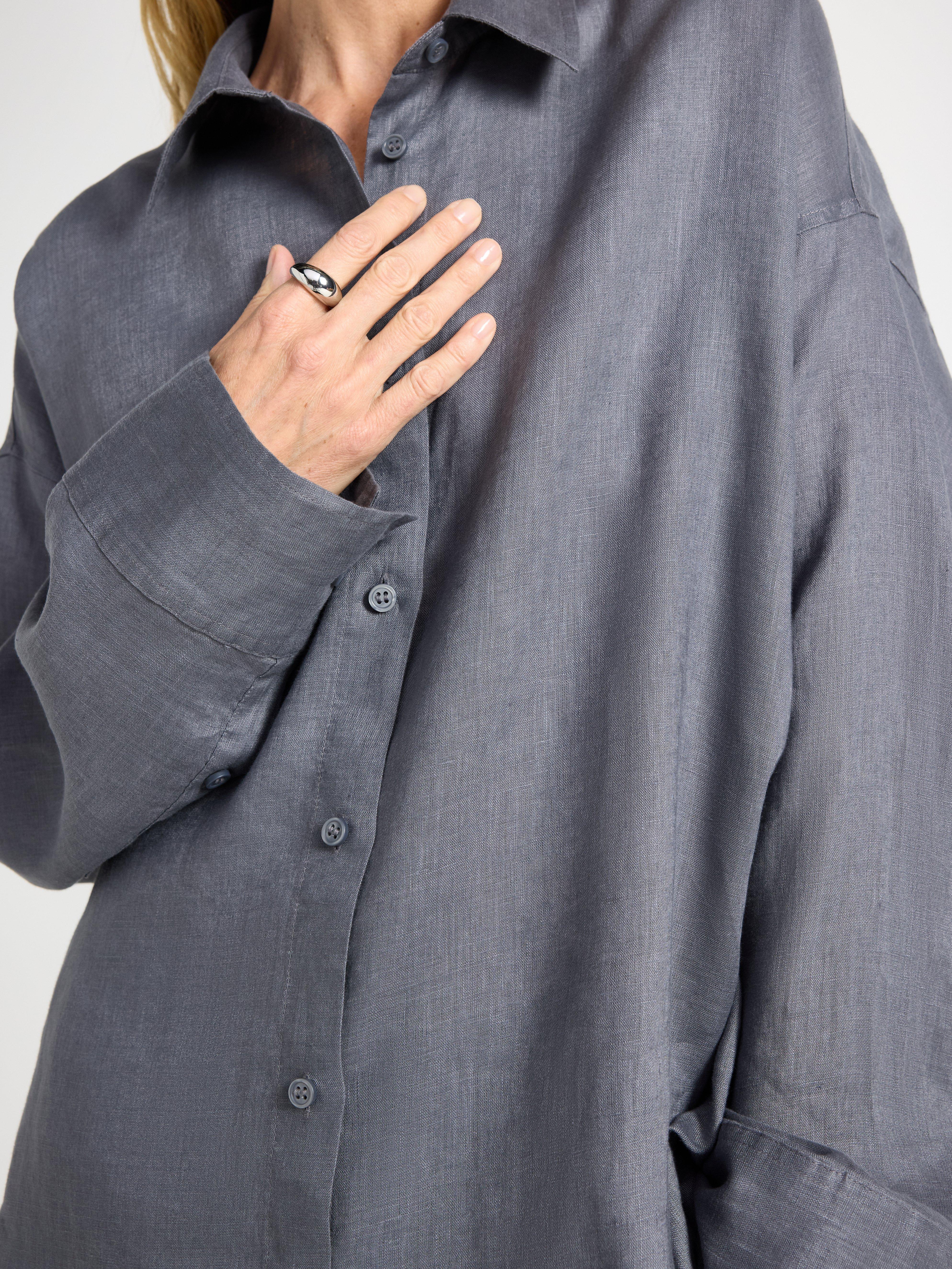 Camisa oversized em linho cinza