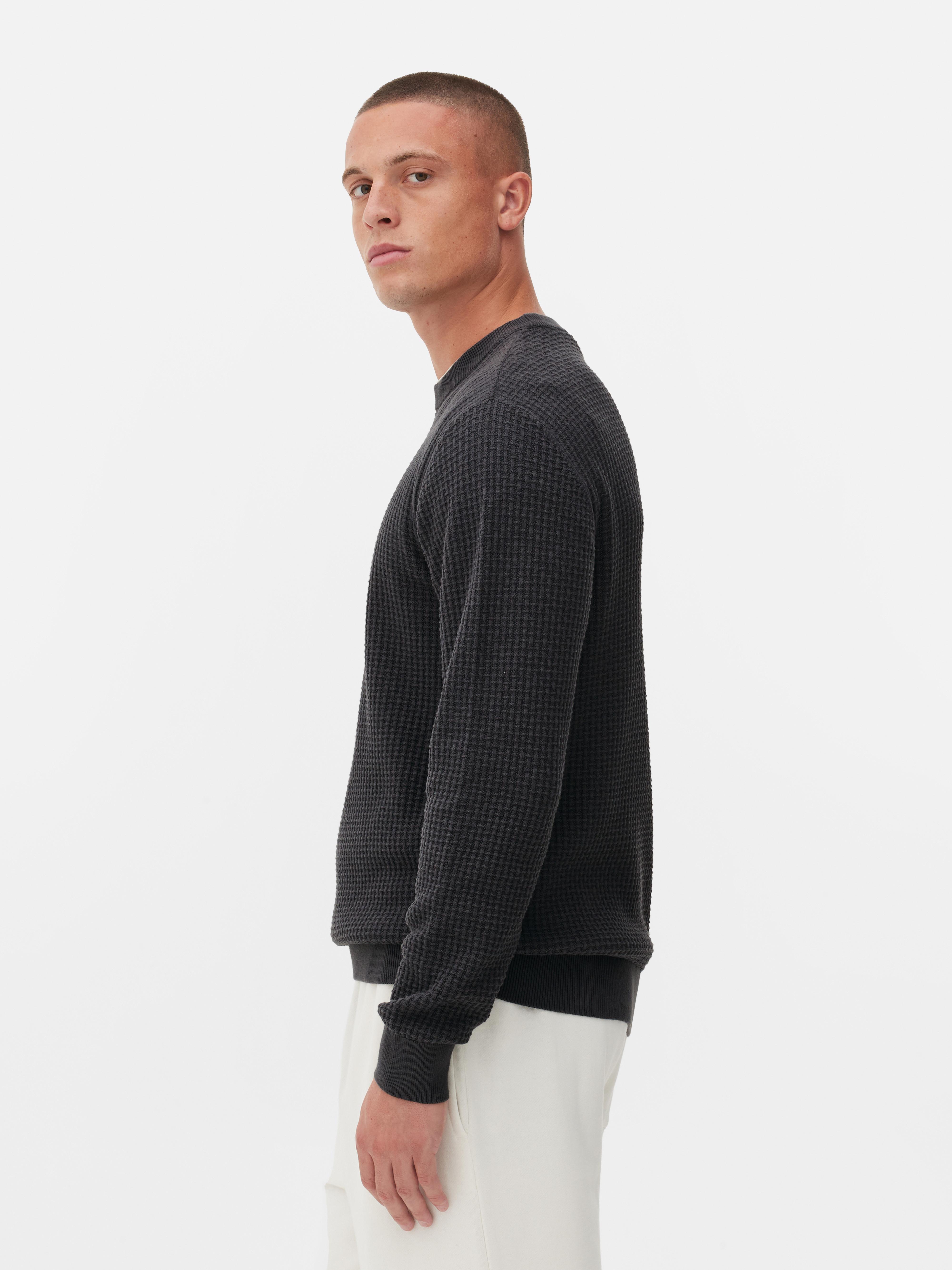 Pulover cu guler rotund și model împletit în stil coș Nu există nimic mai confortabil decât puloverul nostru cu guler rotund și model împletit în stil coș, cu manșete striate