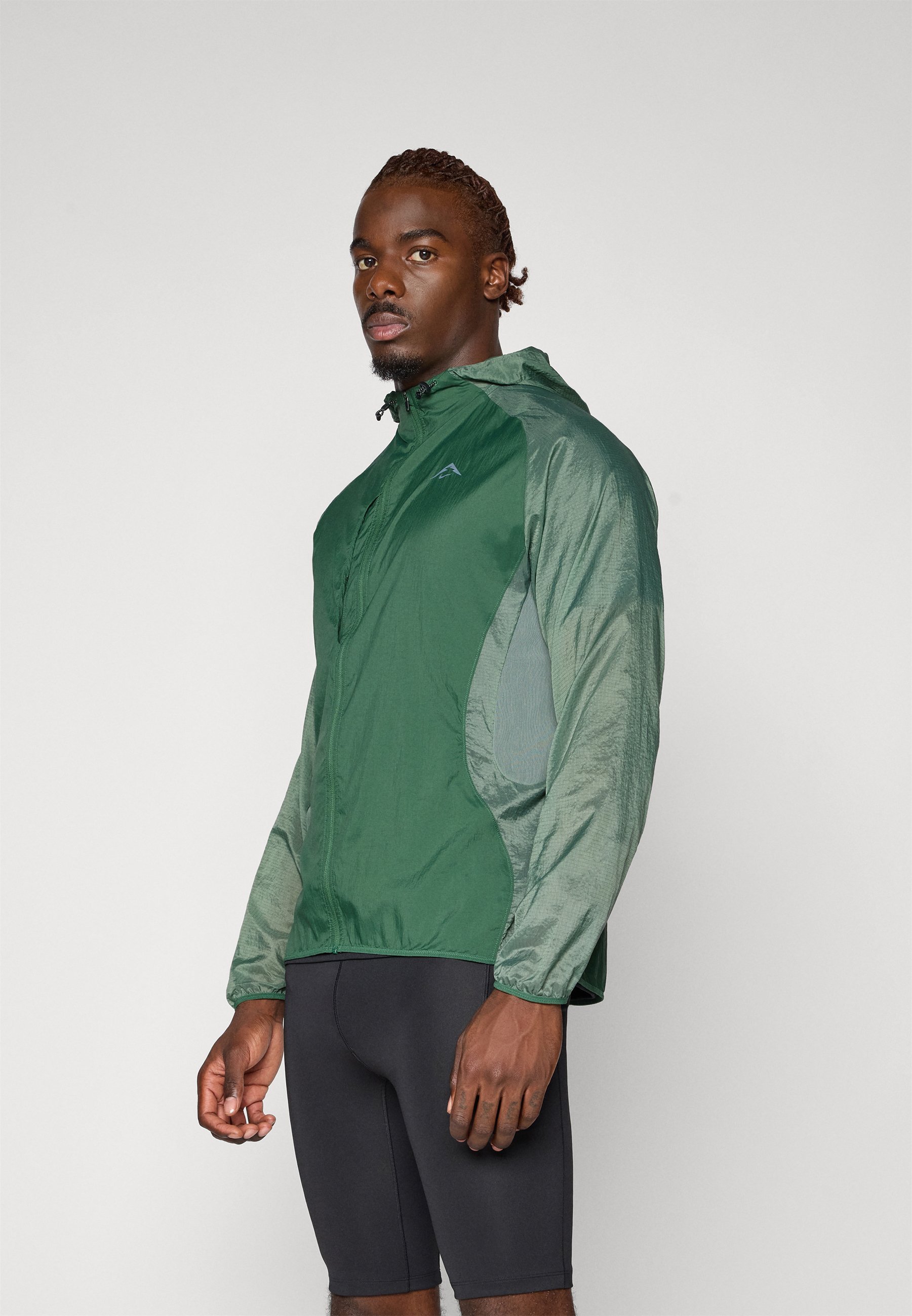 Nike Performance TRAIL AIREEZ - Windbreaker - fir clay/groen/zwart