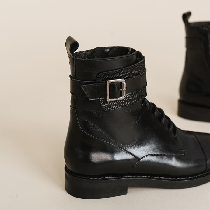 Bottines à lacets et boucles  en cuir reptile noir