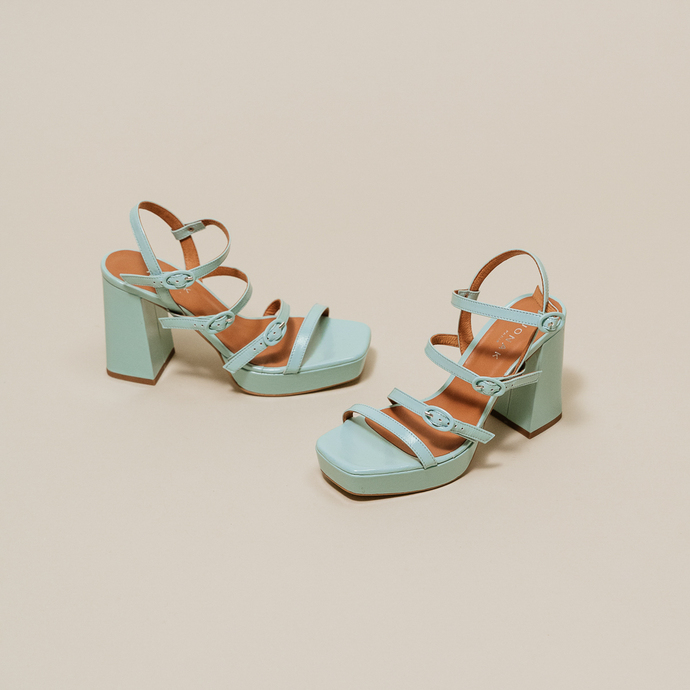 Sandales à brides et bouts carrés  en vernis plissé turquoise