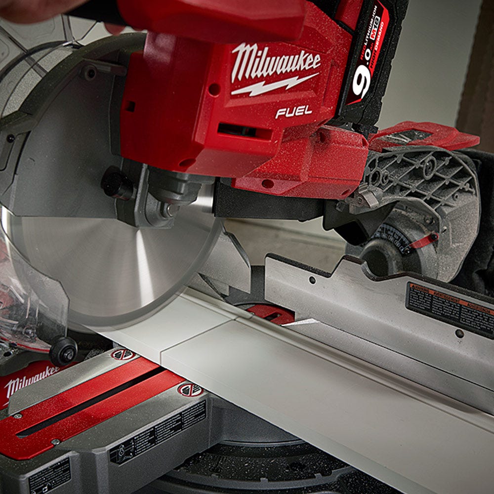 MILWAUKEE 18 V:n harjaton polttoainekäyttöinen 254 mm:n liukuva jiirisaha M18FMS254-0