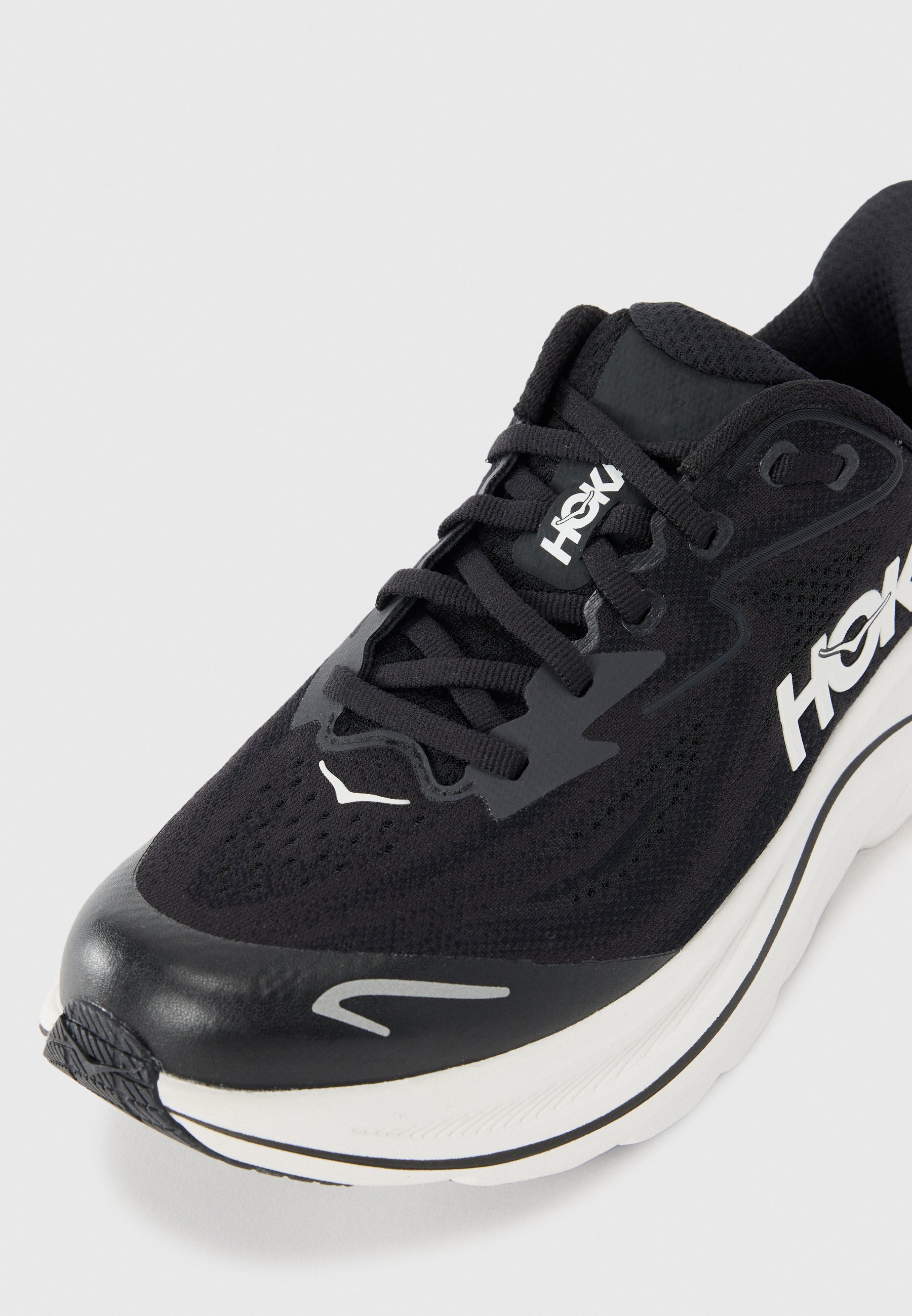 HOKA CLIFTON 10 UNISEX - Bežecké topánky do terénu - čierna/biela