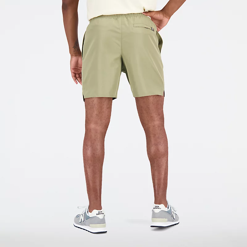 Essentials Reimagined – gewebte Herrenshorts – COVERT GREEN