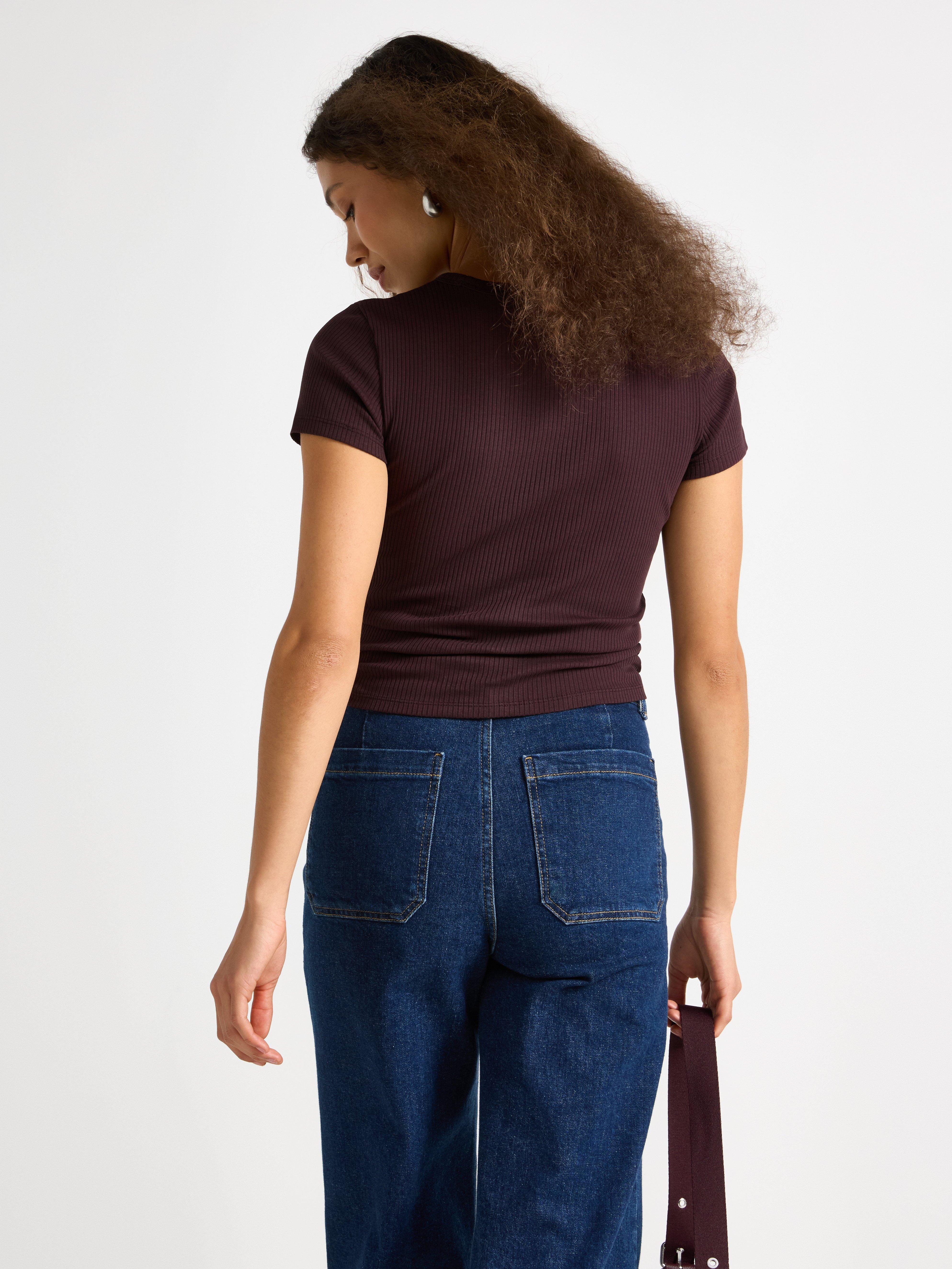 Blusa canelada de manga curta, vermelho escuro acinzentado