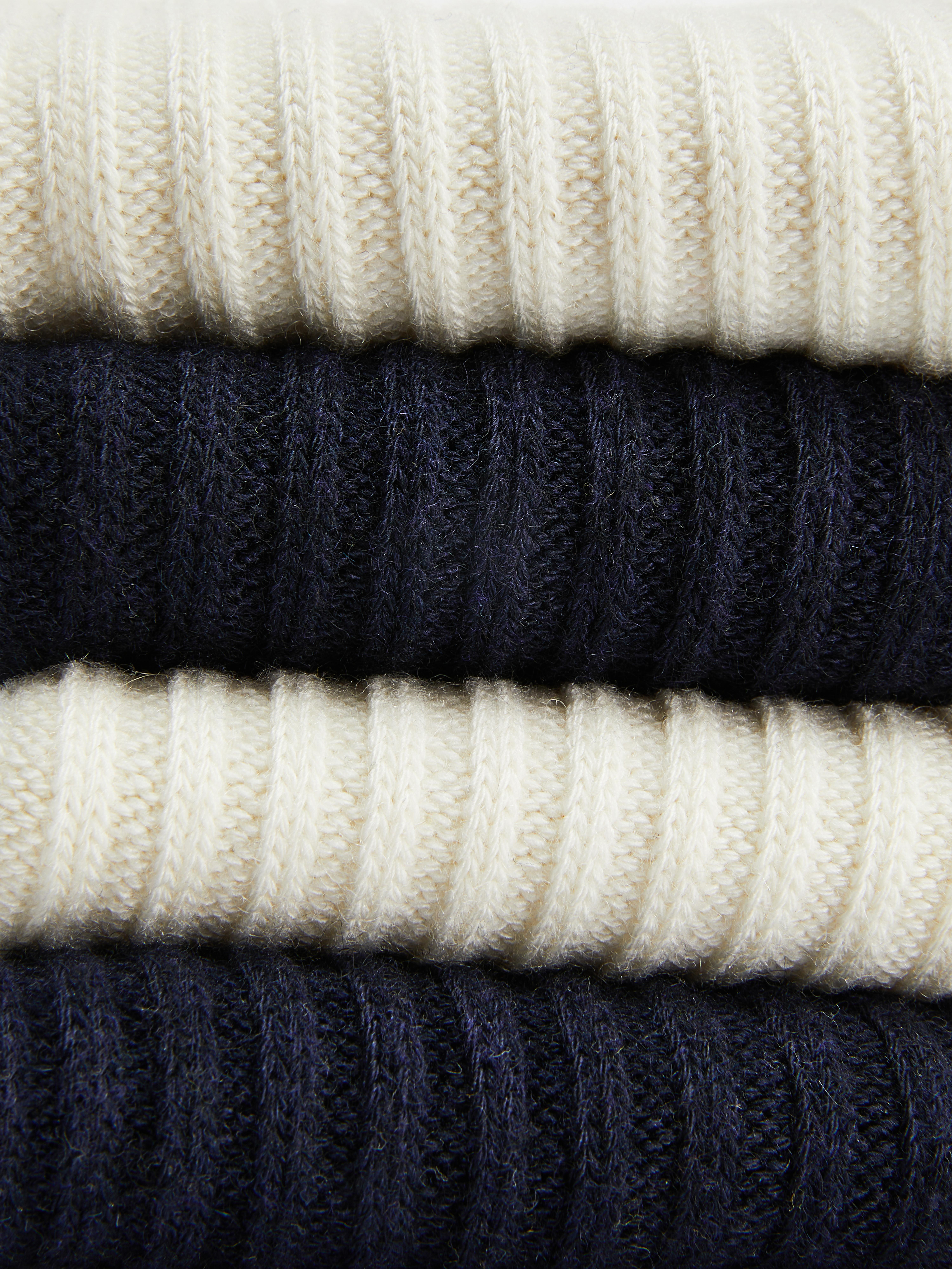 Gerippte Socken, 2 Paar. Diese warmen, gerippten Stricksocken sind ein neutrales Basic.