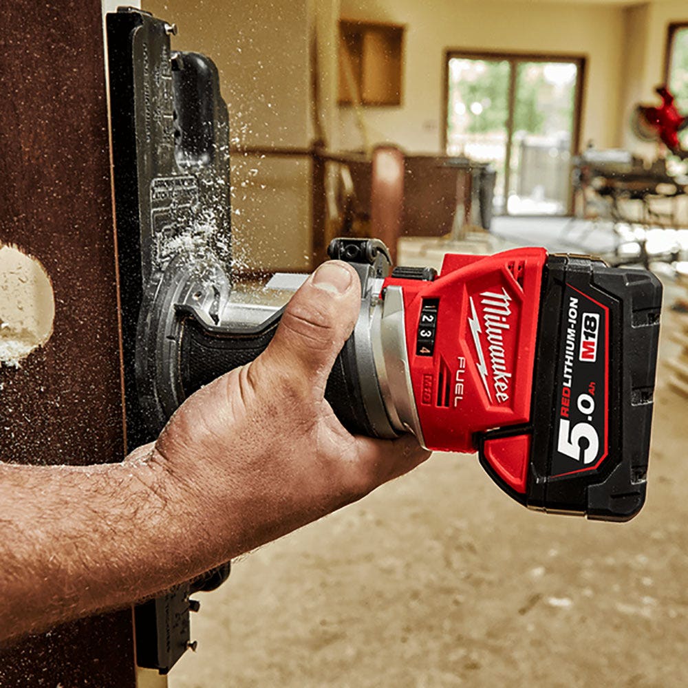 Aparador de laminado MILWAUKEE FUEL™ 18V M18FTR-0