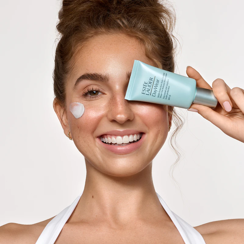 Estée Lauder DayWear Multi-Protection Antioxidant Sheer Tint Release Moisturizer FPS 15 para todos os tipos de pele.