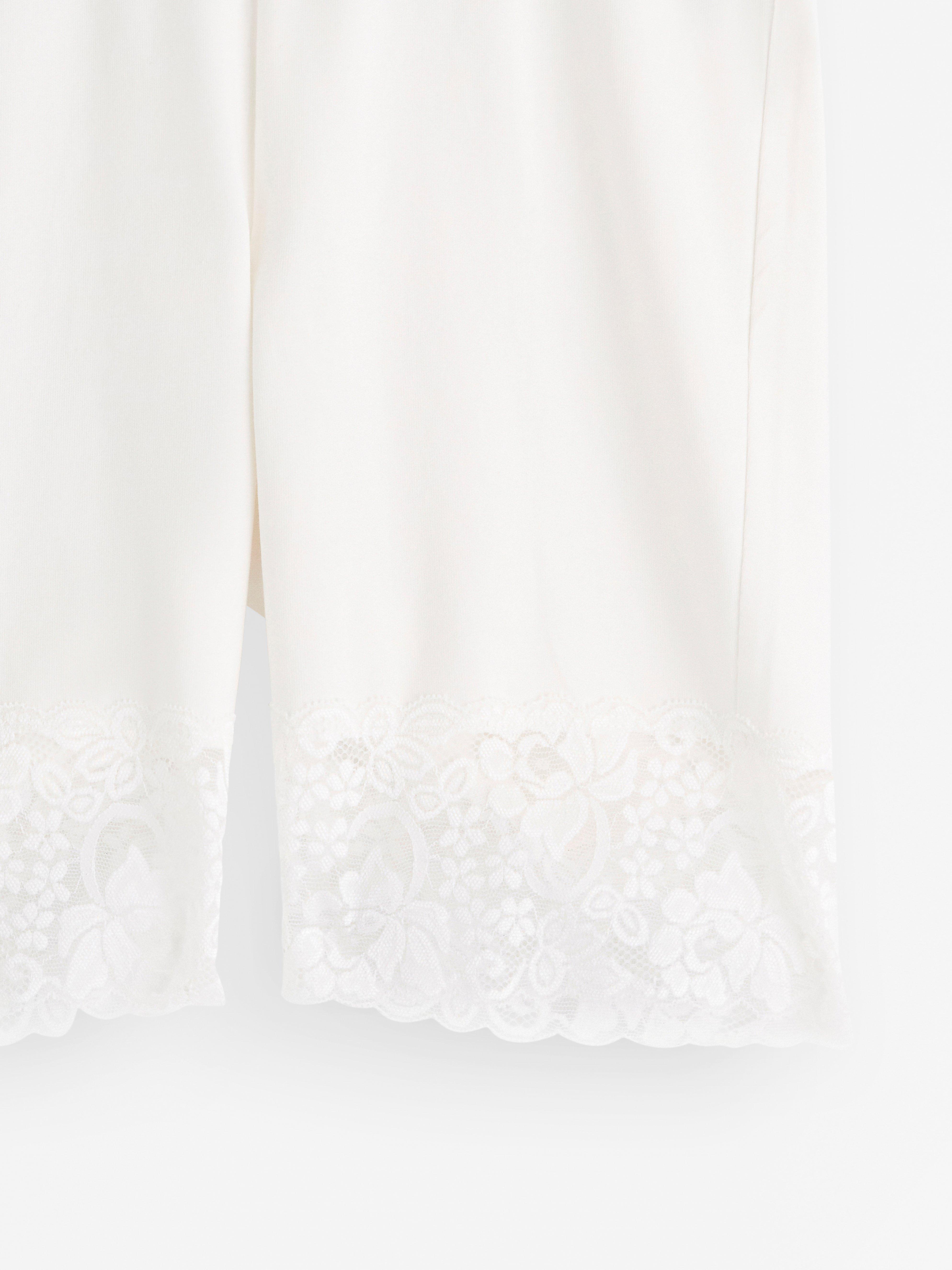 Pantalones cortos de ciclismo con encaje, color blanco.
