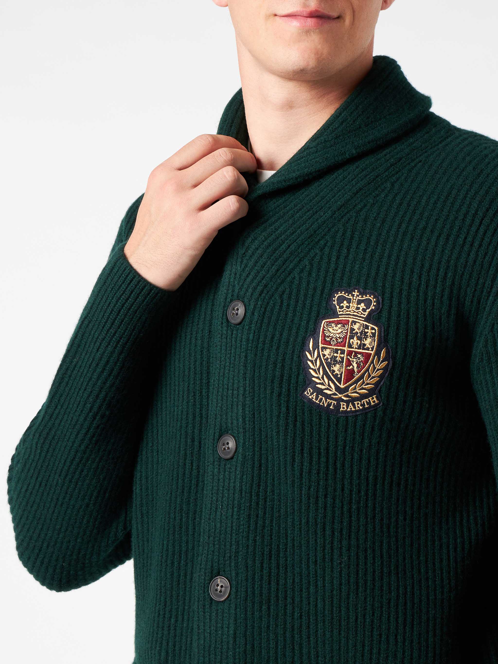 Grüne, gerippte Herren-Strickjacke mit Schalkragen, Taschen und aufgesetztem Stoff