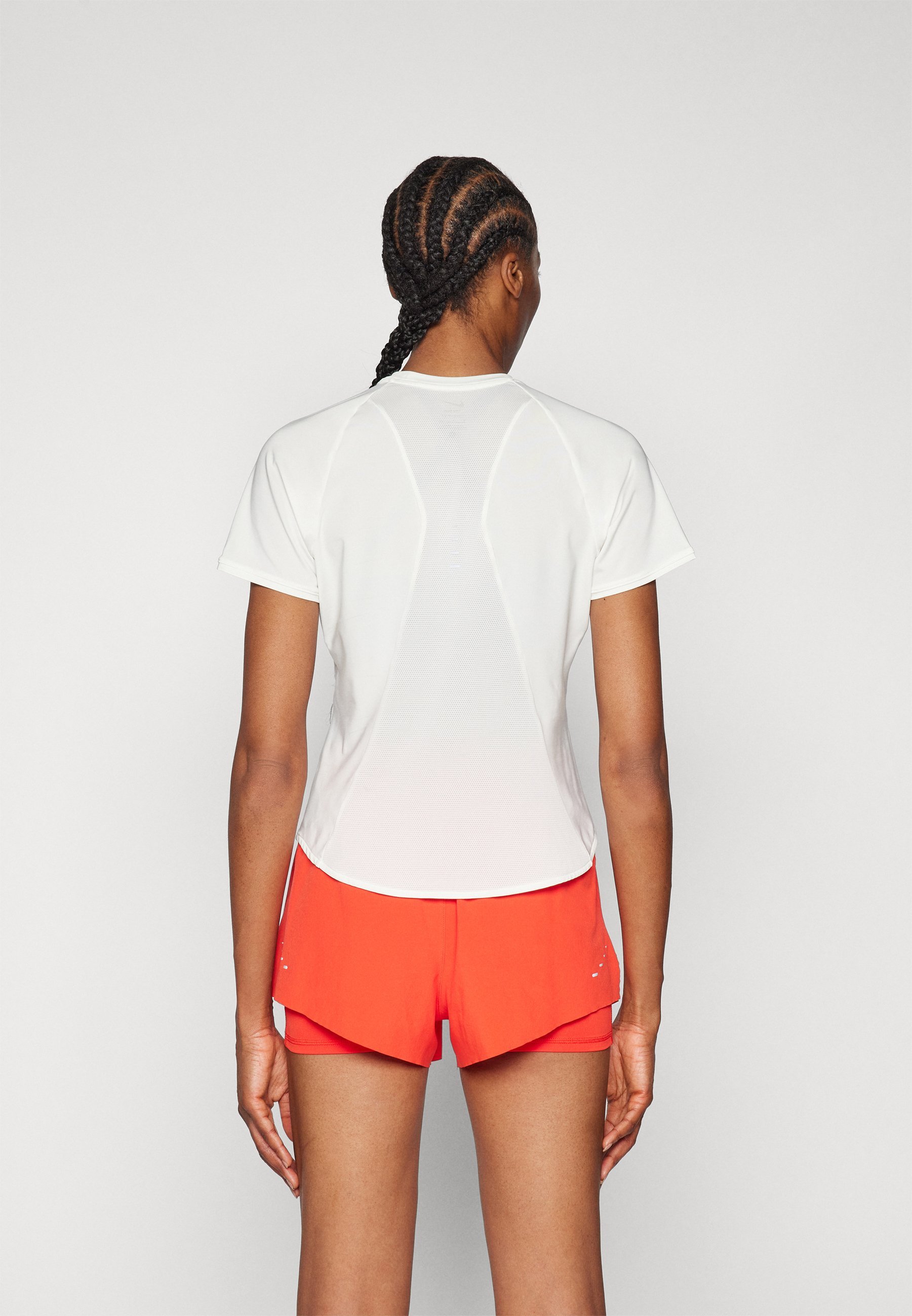 Nike Performance SWIFT TOP - Sport T-shirt - zeilwit/reflecterend zilver