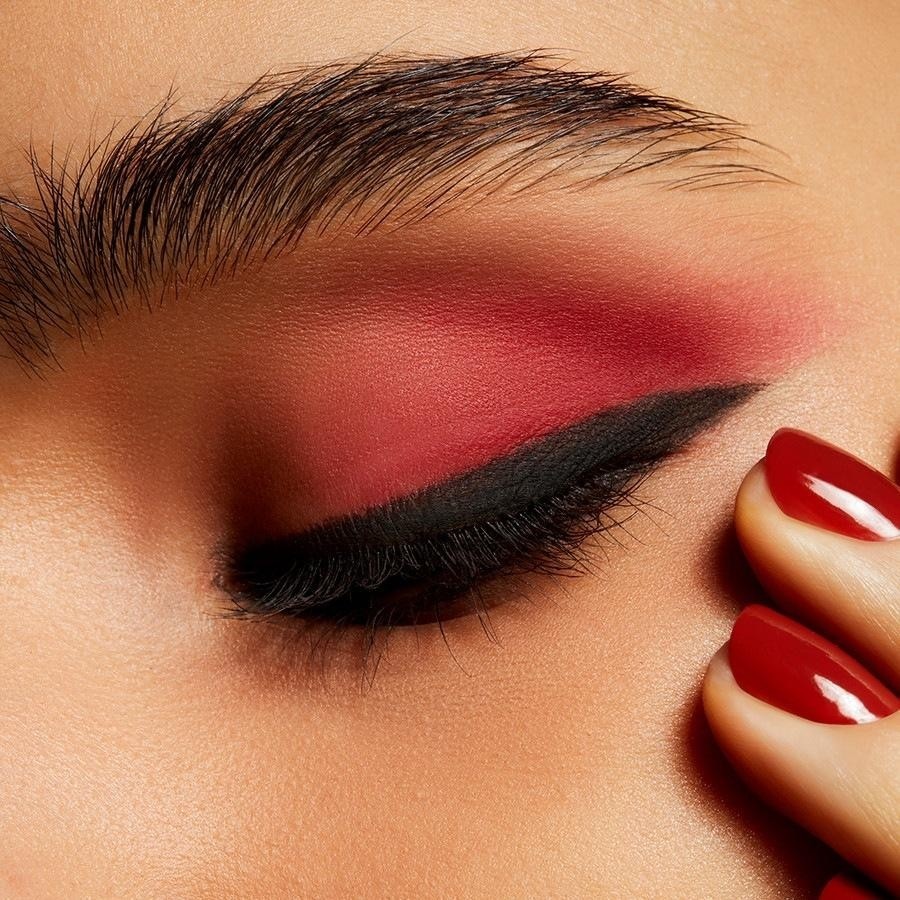 MAC akių šešėlių pudros „Kiss“ švelnūs matiniai akių šešėliai – 1,5 g