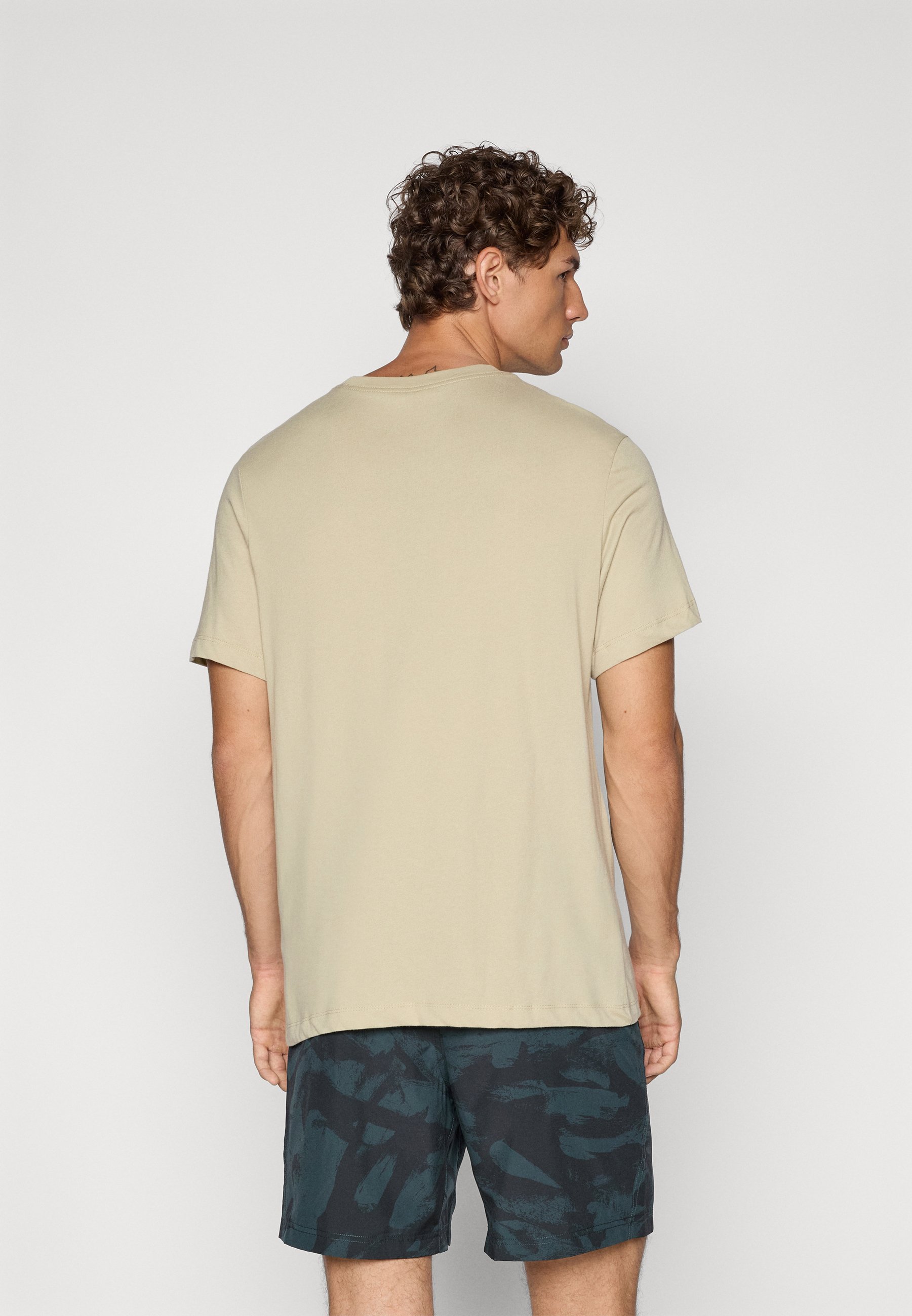 Nike Performance TEE FITNESS - Sport T-shirt - desert/khaki