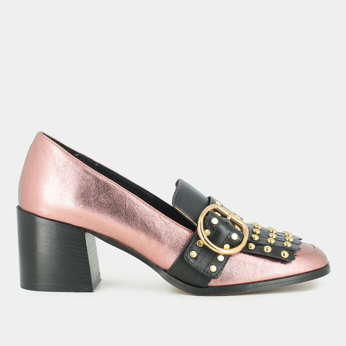 Mocassins à talons et pattes frangées  et cabochons en cuir métallisé rose