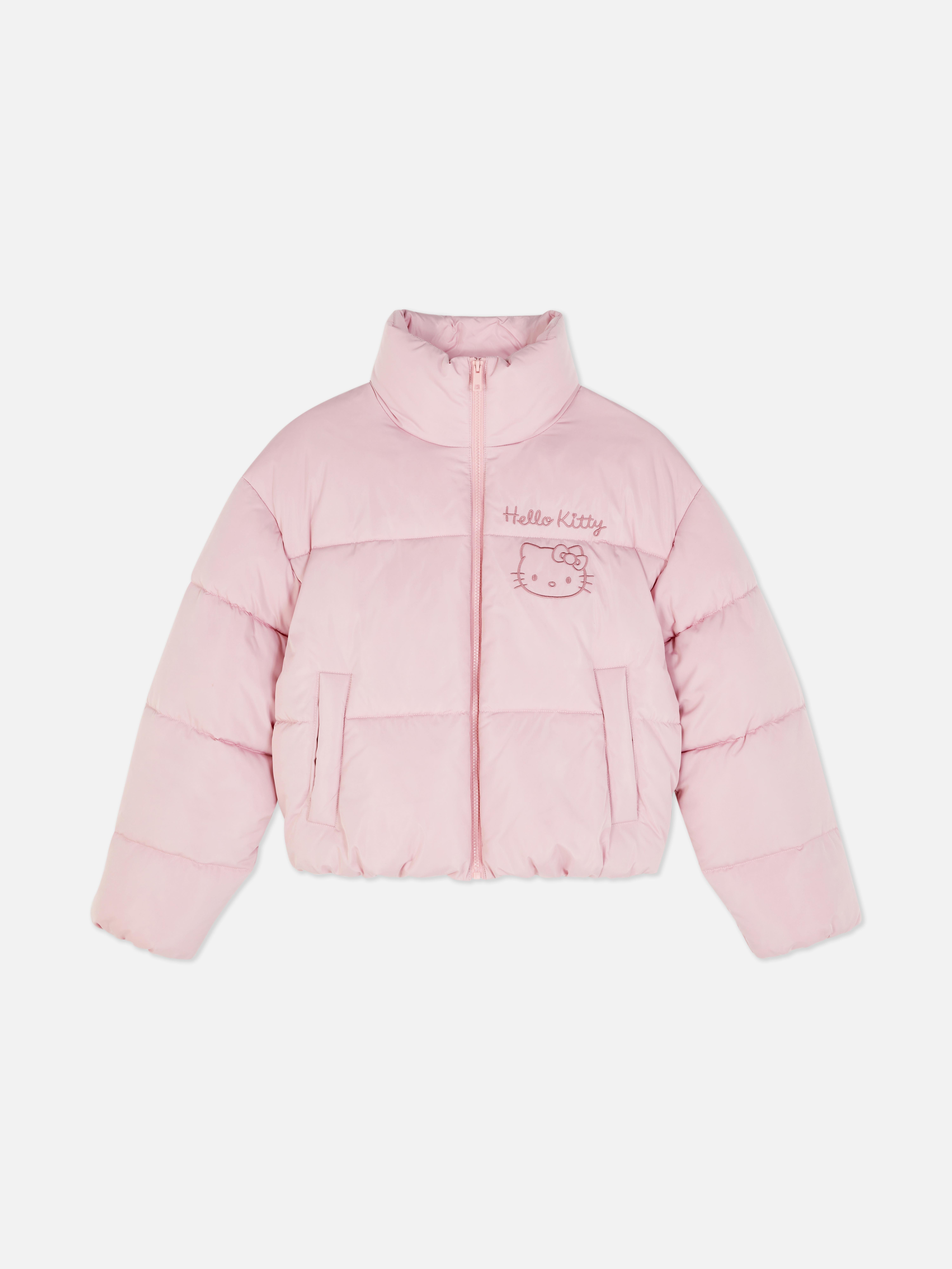 Jachetă pufoasă Hello Kitty. O jachetă căptușită cu guler ridicat, închidere cu fermoar, buzunare laterale și design Kitty White.