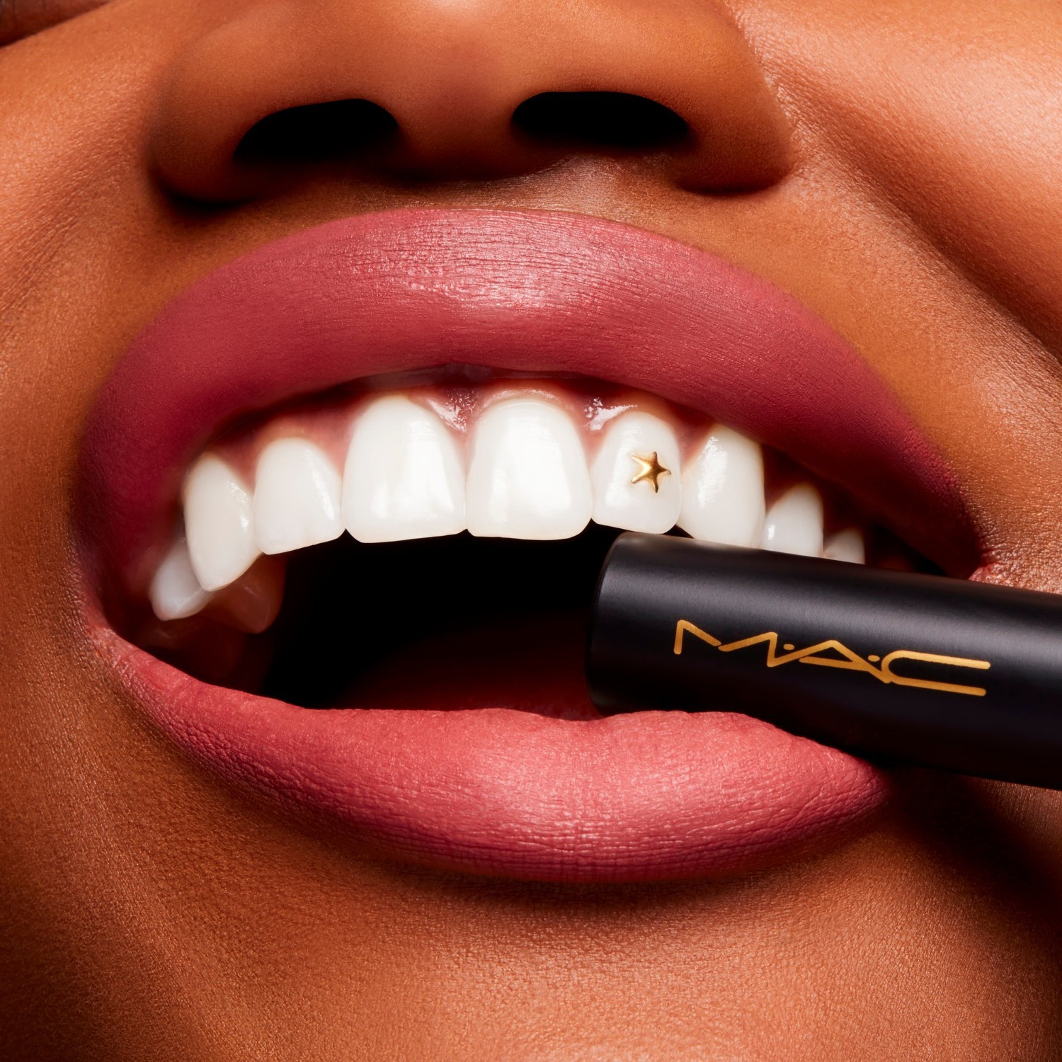MAC lūpu krāsas pūdera skūpsts Velvet Blur plāns stienītis - 2 g
