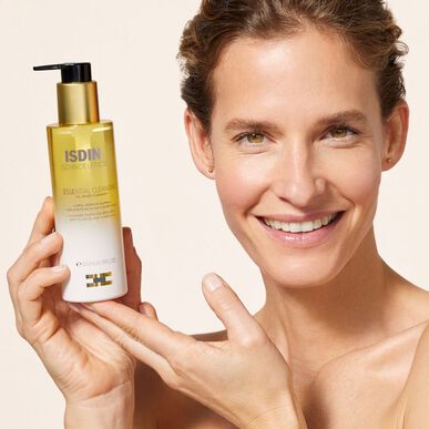 Isdinceutics Essential Cleansing Oil Based Cleanser -puhdistusöljy kosteuttavalla vaikutuksella 200 ml 200 ml