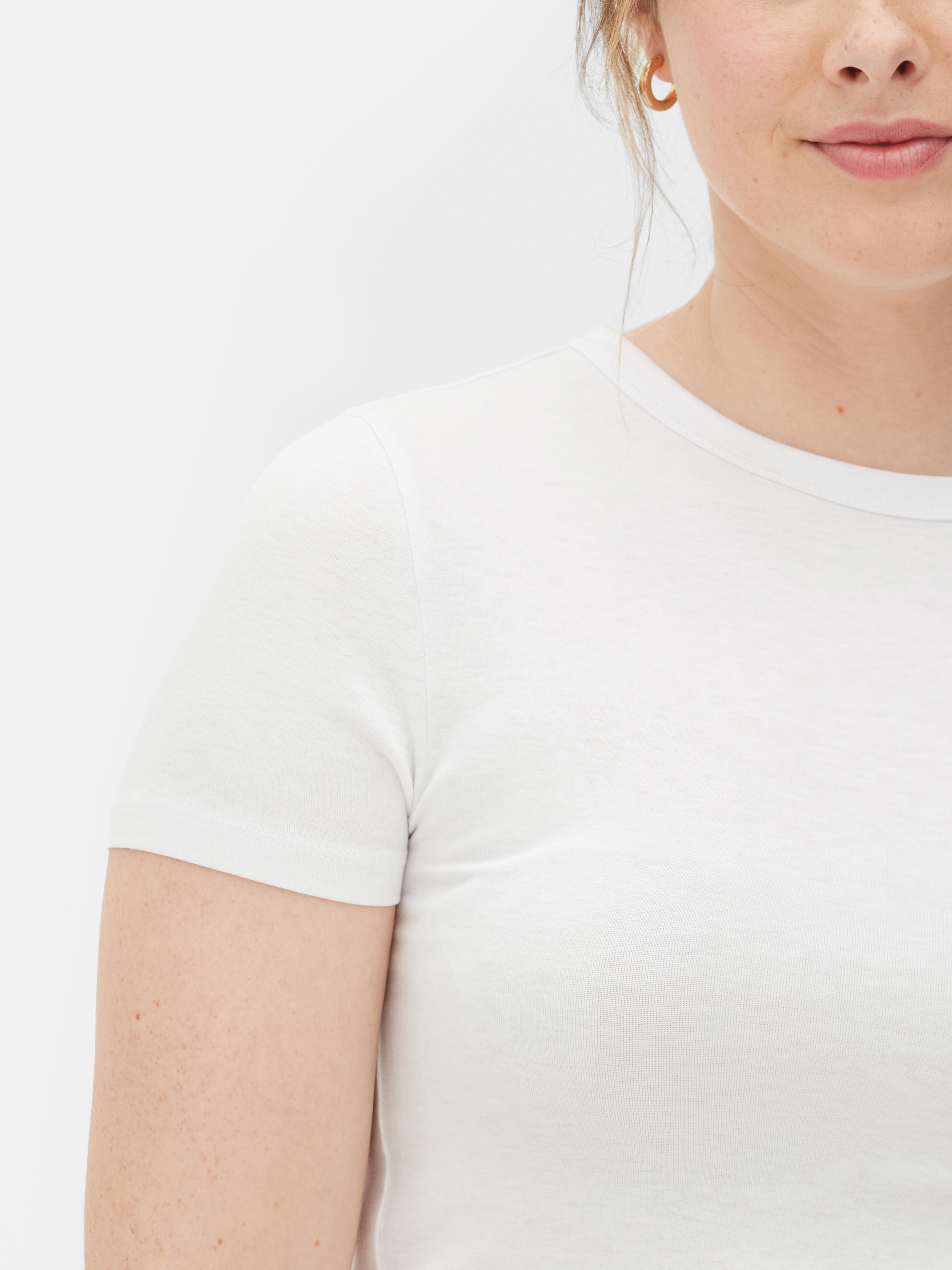 Kurz geschnittenes T-Shirt Ein kurzes, lässiges T-Shirt ist immer eine gute Wahl