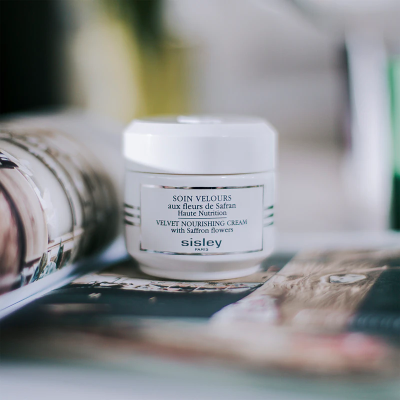 Creme hidratante nutritivo aveludado Sisley com flores de açafrão para pele seca e sensível.